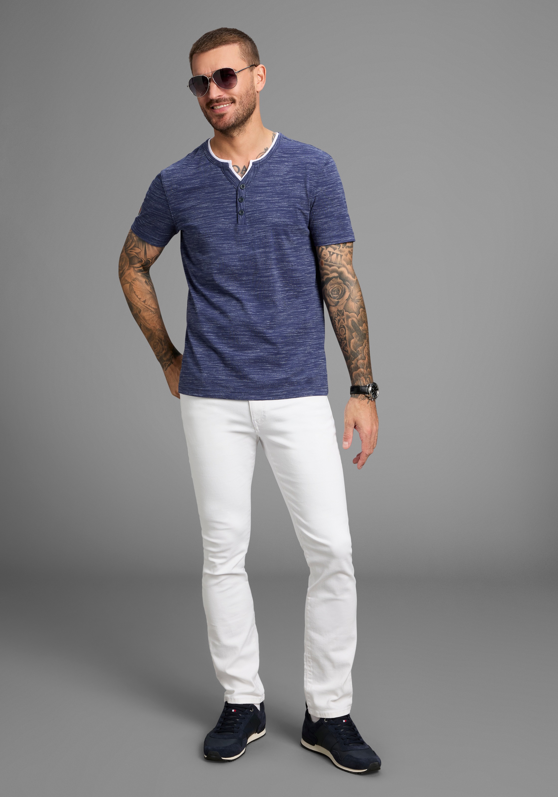 DELMAO Henleyshirt »Neue Kollektion!« mit Badge