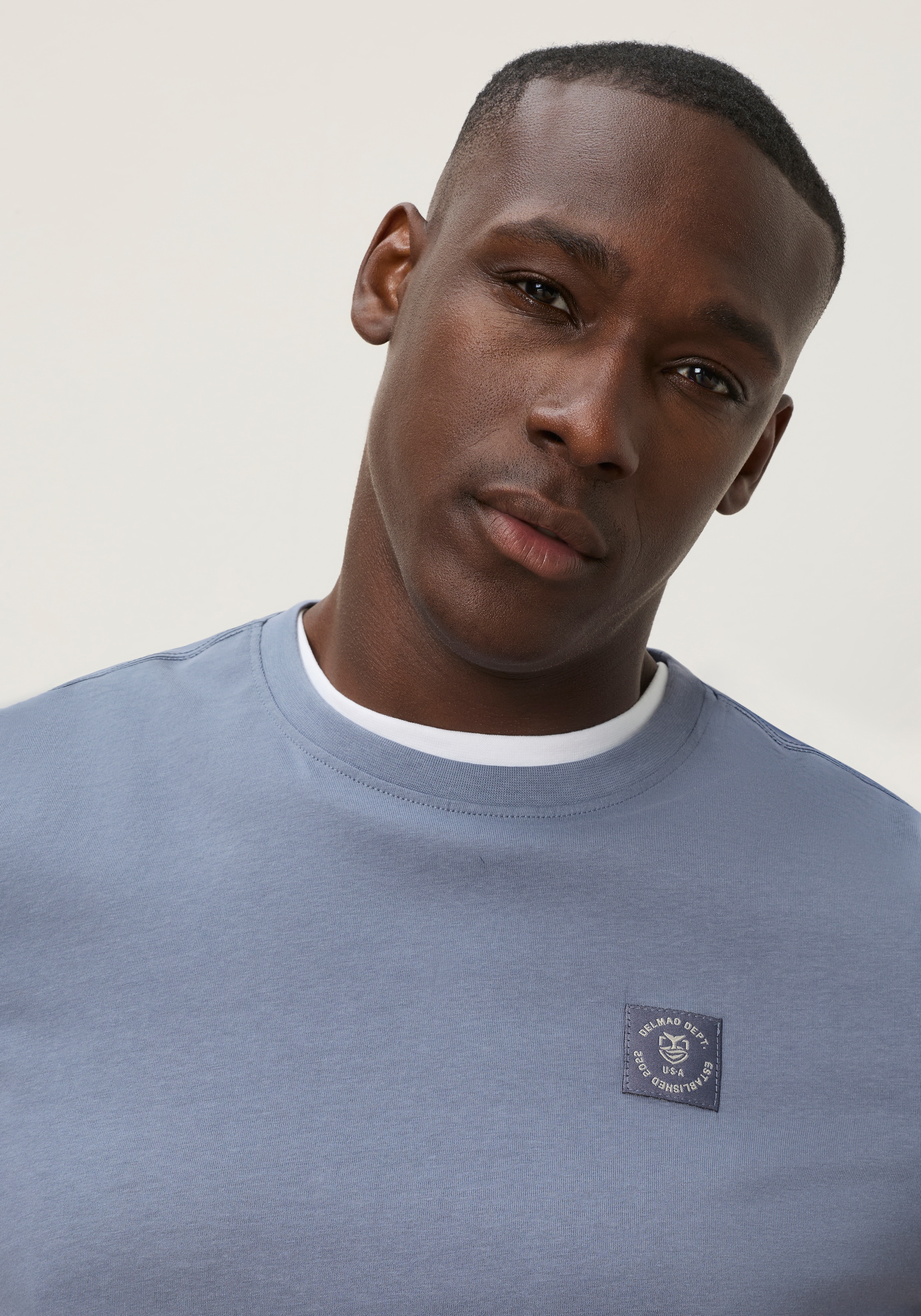 DELMAO Rundhalsshirt mit Markenlabel