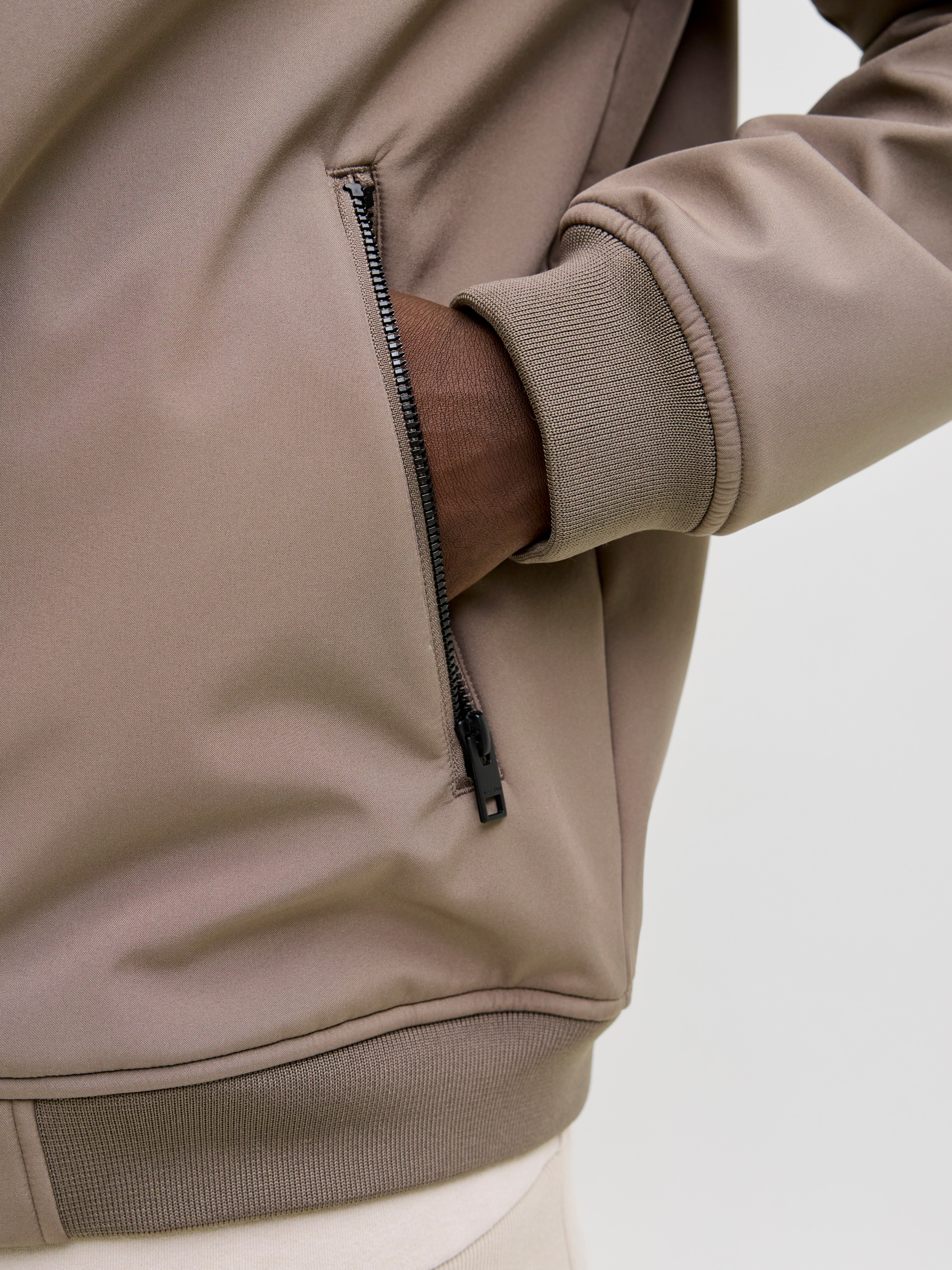 Jack & Jones Softshelljacke »JJEBASIC mit wasserabweisender Funktion« mit Kapuze Kunstfaser, regular fit