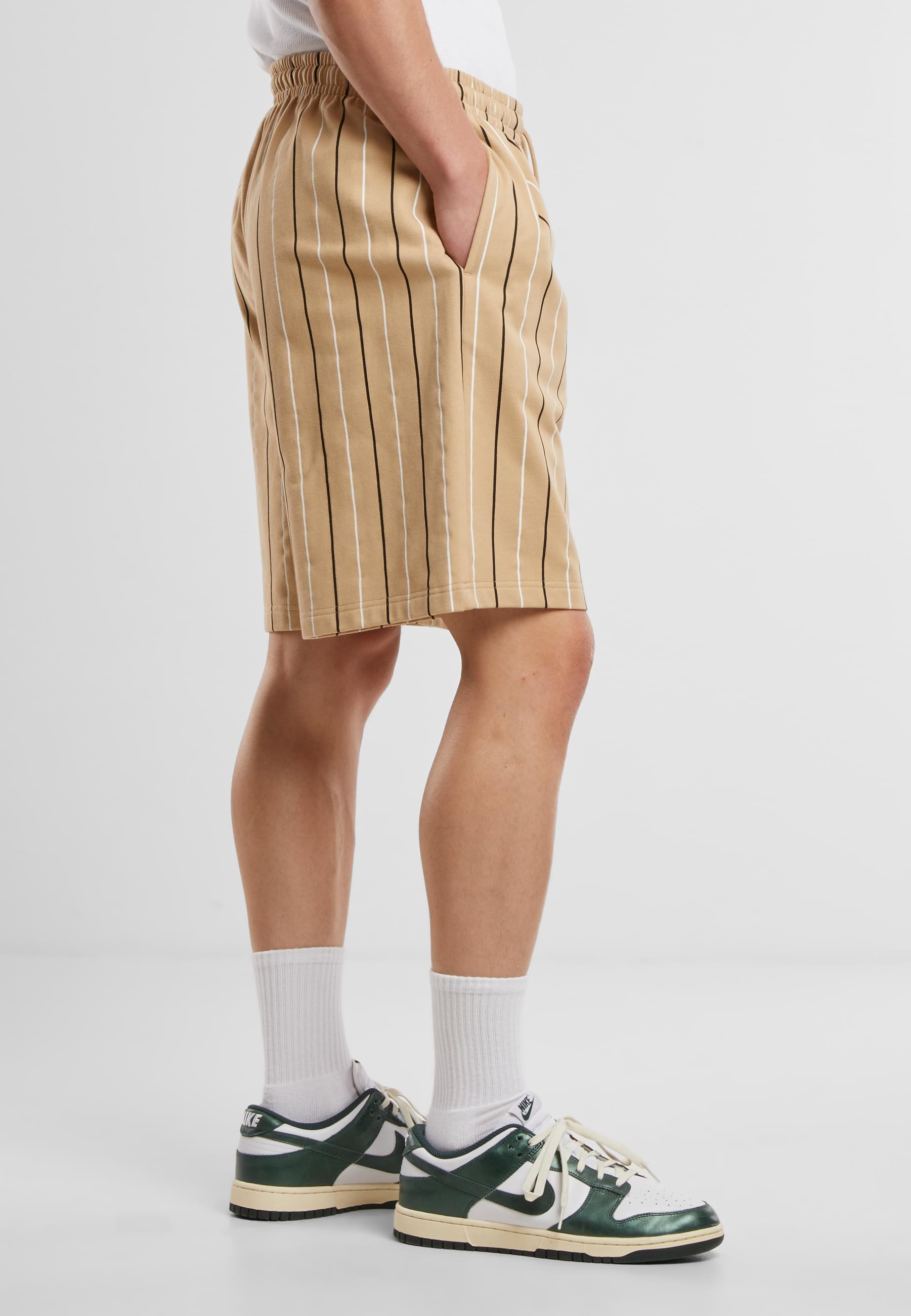 URBAN CLASSICS Sweatshorts »Urban Classics Printed Pinstripe Shorts«
