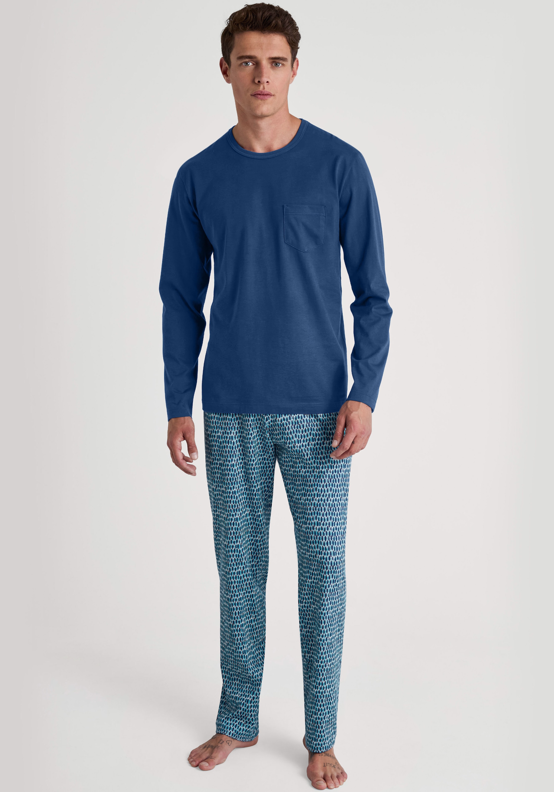 CALIDA Schlafanzug »Relax Imprint«, (2 tlg.), Langarm-Shirt & Hose mit geradem Bein