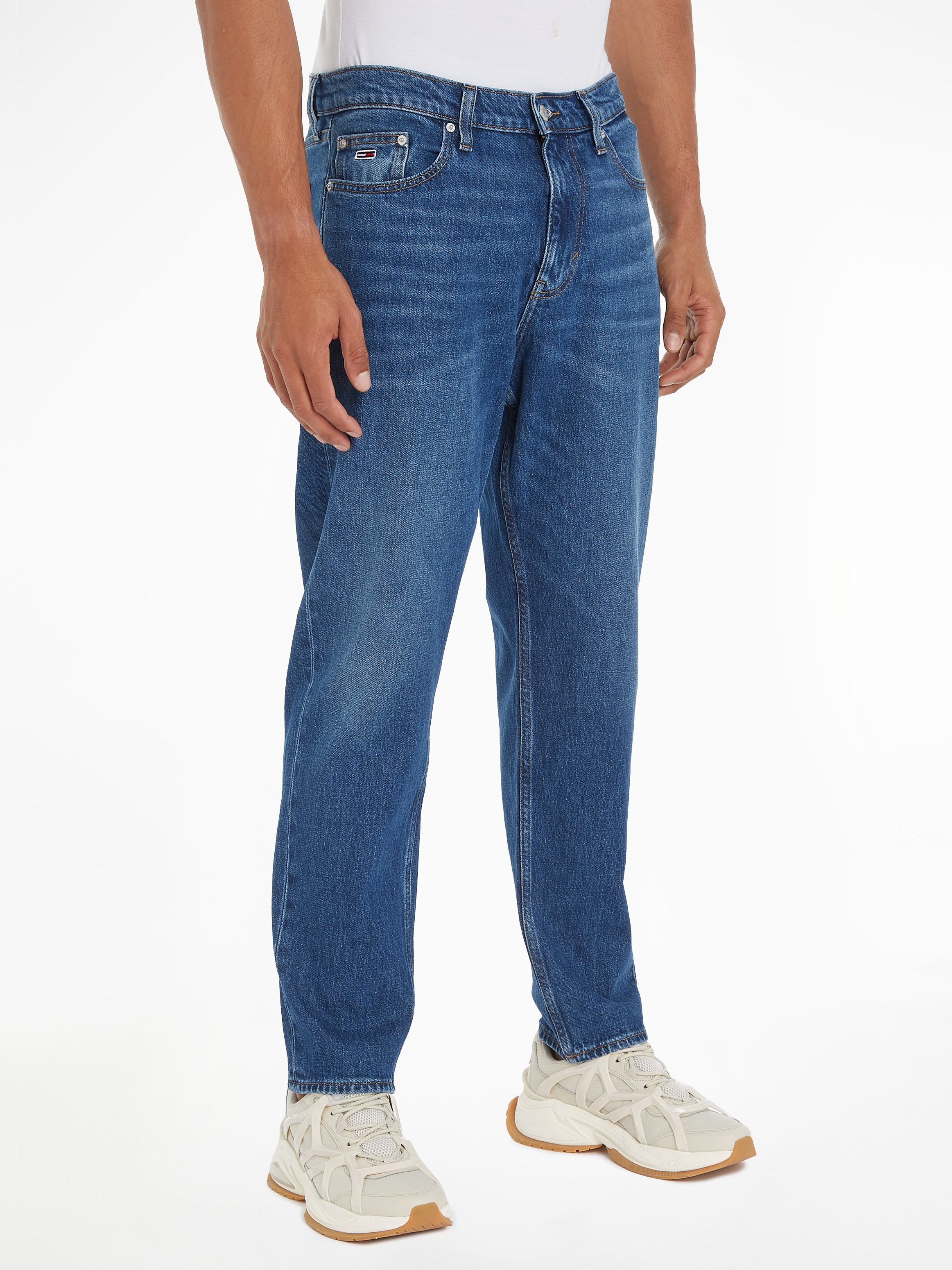 Tommy Jeans Gerade Jeans »Isaac Relaxed Tapered«, Mit Gürtelschlaufen