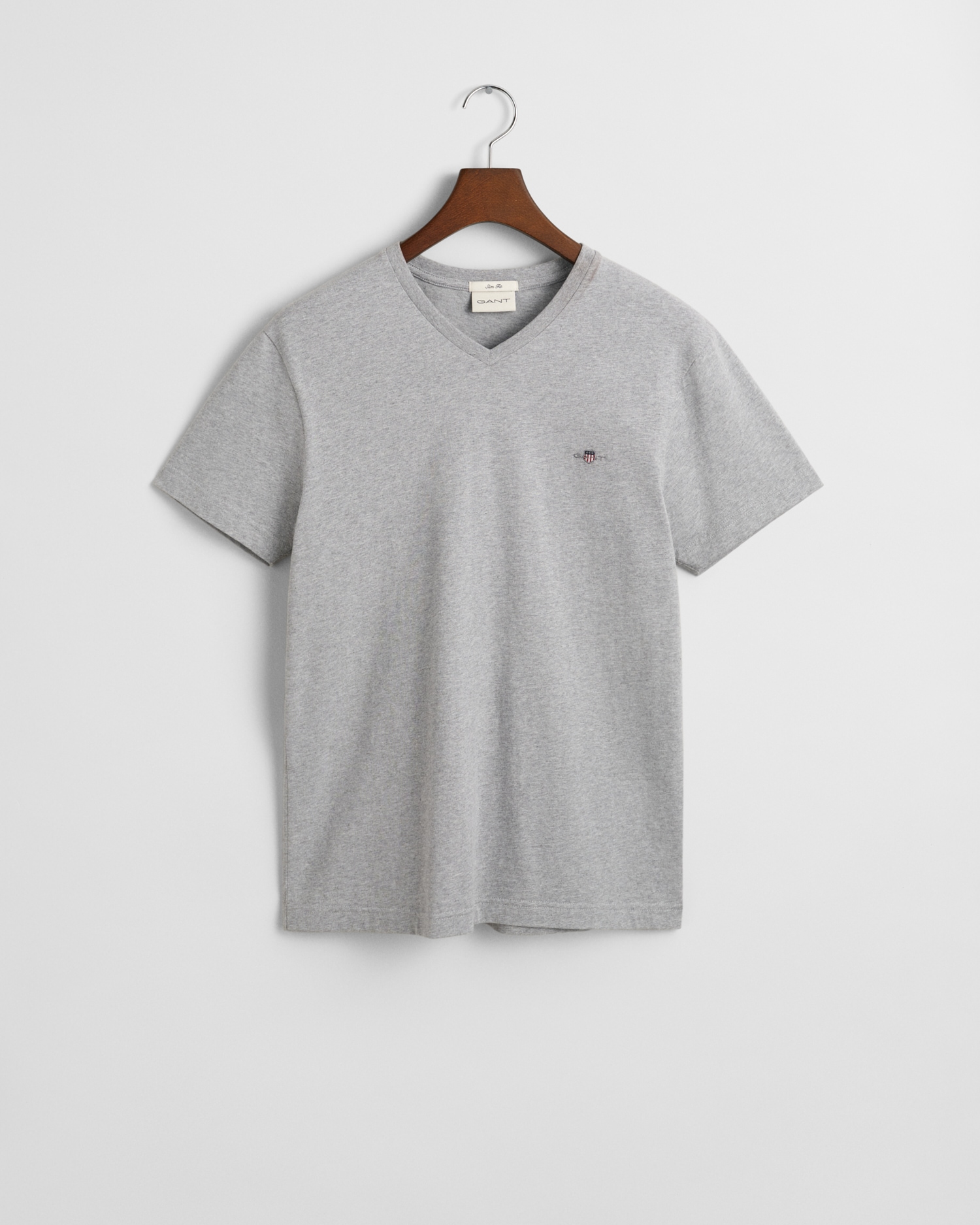Gant T-Shirt »SLIM SHIELD V-NECK T-SHIRT« mit einer kleinen Logostickerei auf der Brust