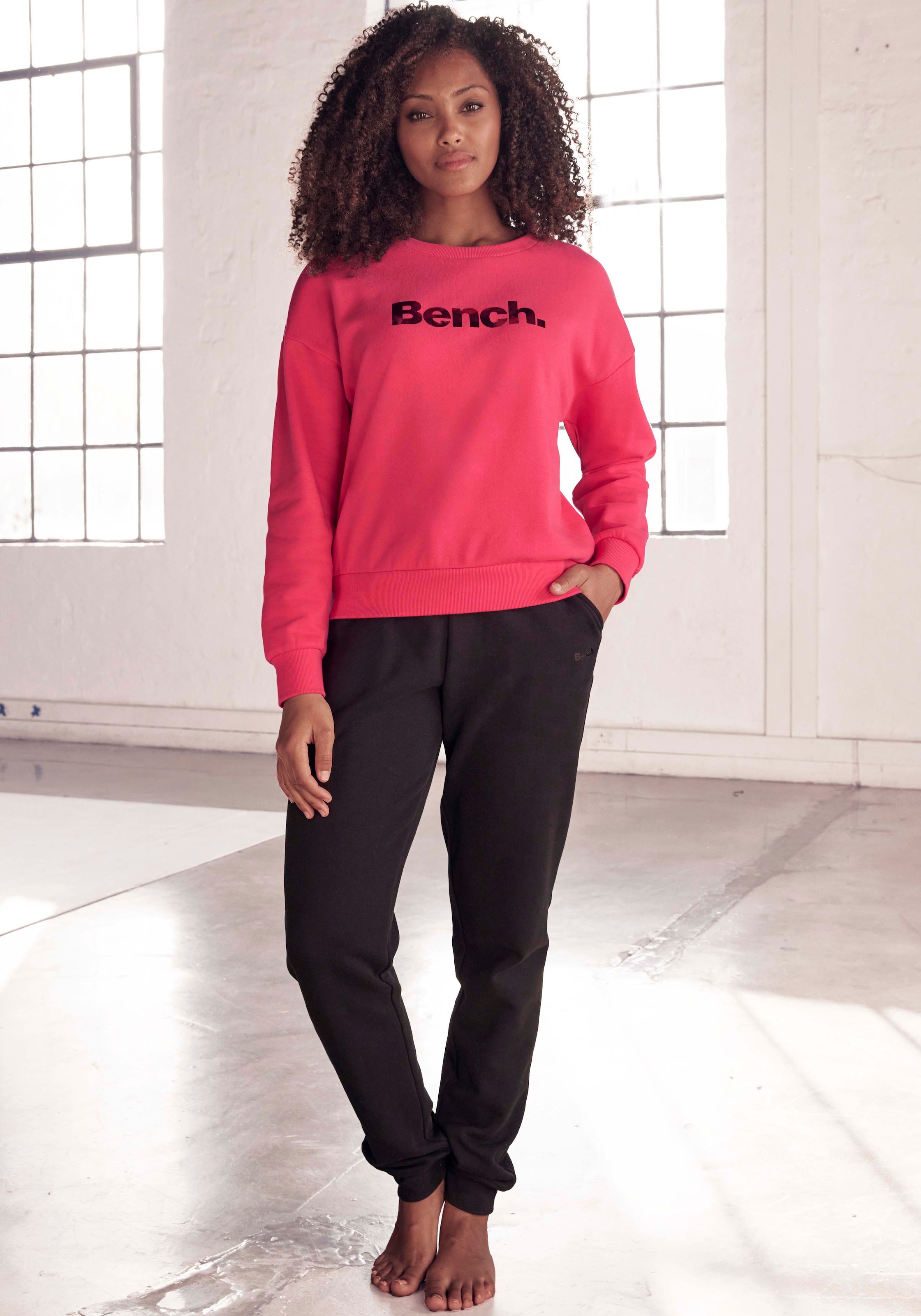 Bench. Logodruck, bestellen Sweatshirt glänzendem Loungewear, online »-Loungeshirt«, Loungewear Loungeanzug mit