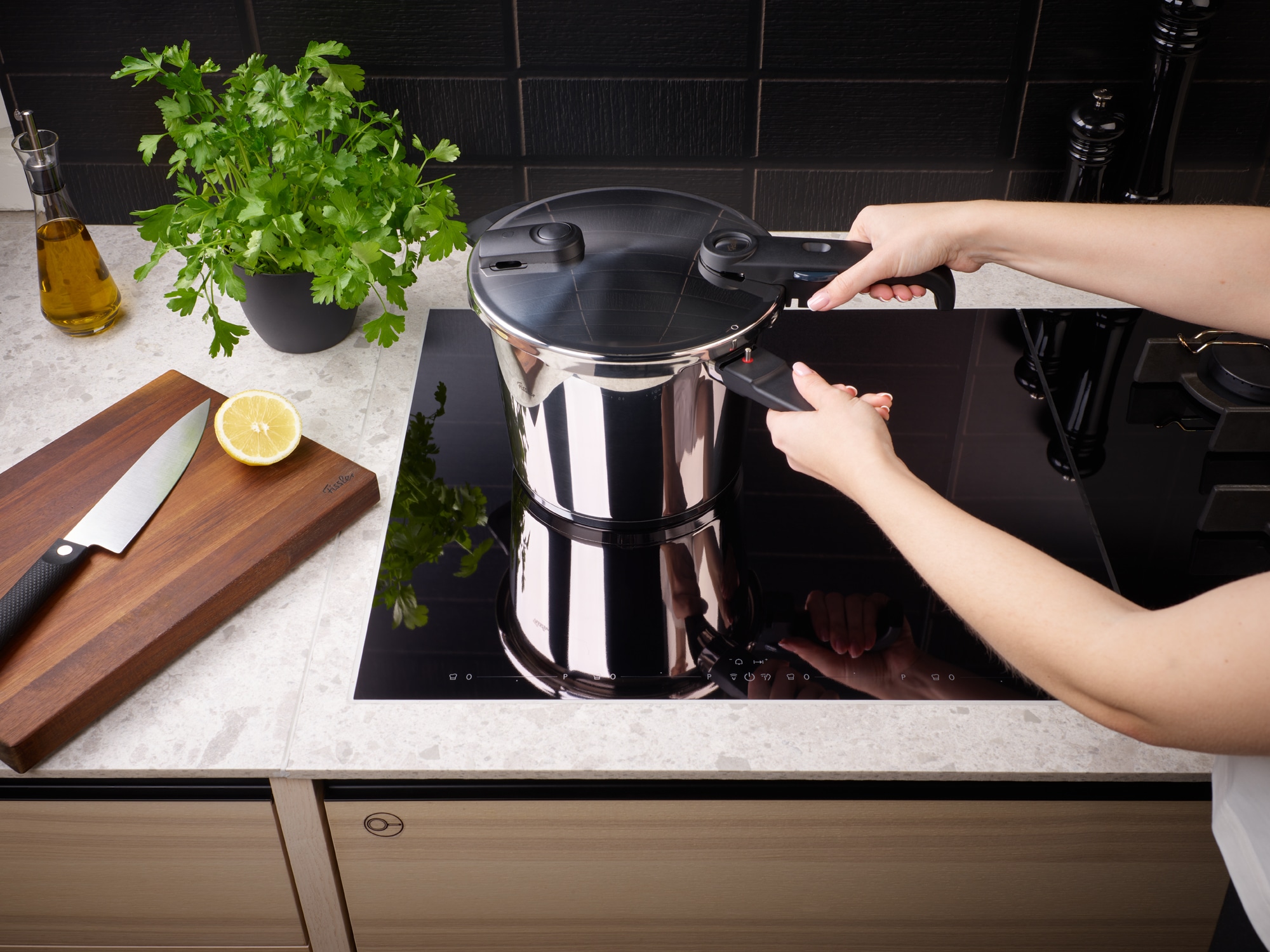 Fissler Schnellkochtopf »Vitaquick® Edition«, Edelstahl 18/10, (Set, 2 tlg., Schnellkochtopf 4,5 oder 6 Liter mit Deckel und Dünsteinsatz), Made in Germany, mit gelochtem Einsatz