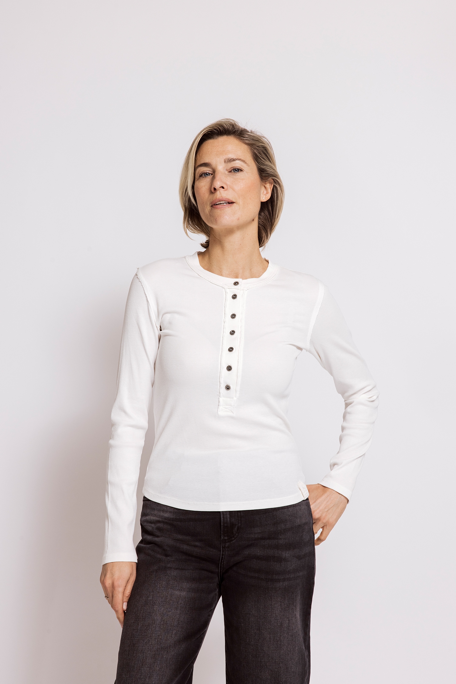 Zhrill Langarmshirt »NAMI« bequeme Passform, unifarben, offene Kanten