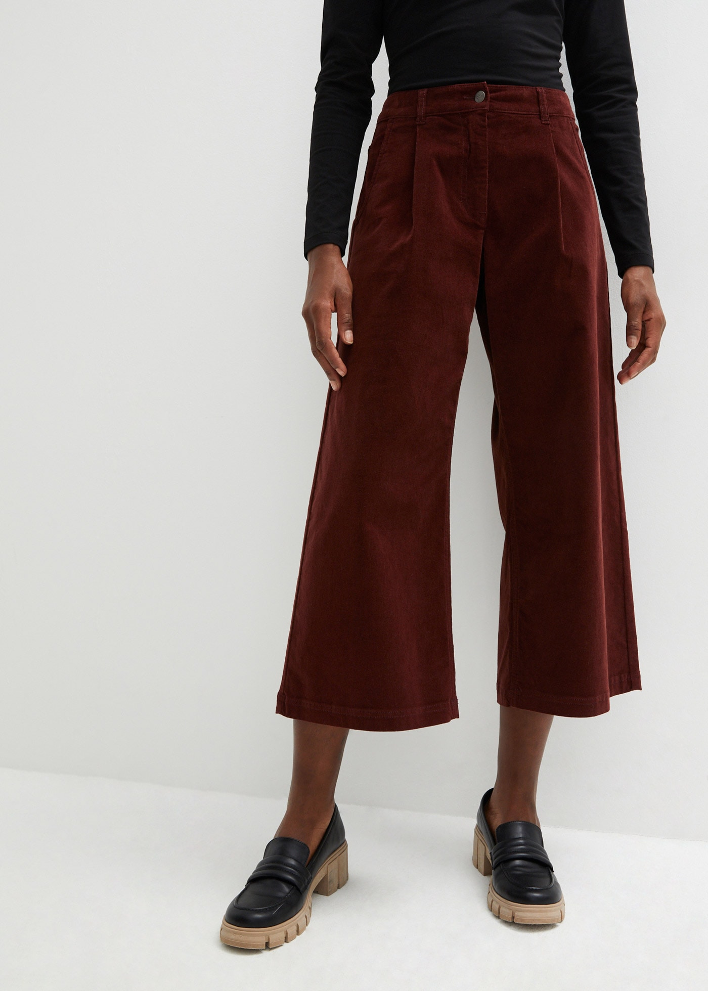 bonprix Cordhose »Weite Stretchcord-Culotte mit High-Waist-Bequembund, 7/8-Länge«  Culotte aus Stretchcord, lockere Passform, hoher Bund, 7/8-Länge