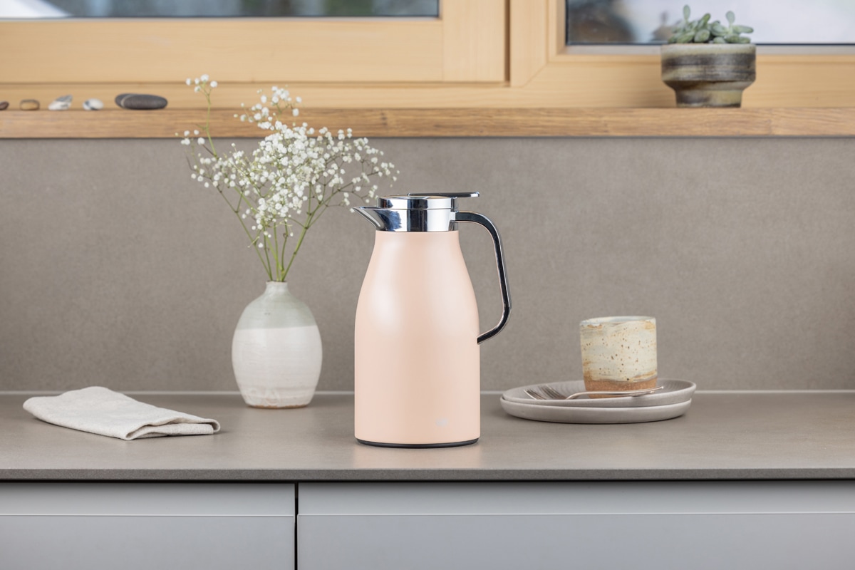 Alfi Isolierkanne »SKYLINE, mit Hartglaseinsatz und ergonomischem Griff«, 1 l, (1 St.), 12h heiß & 24h kalt, Drehverschluss mit bequemem Druckknopf