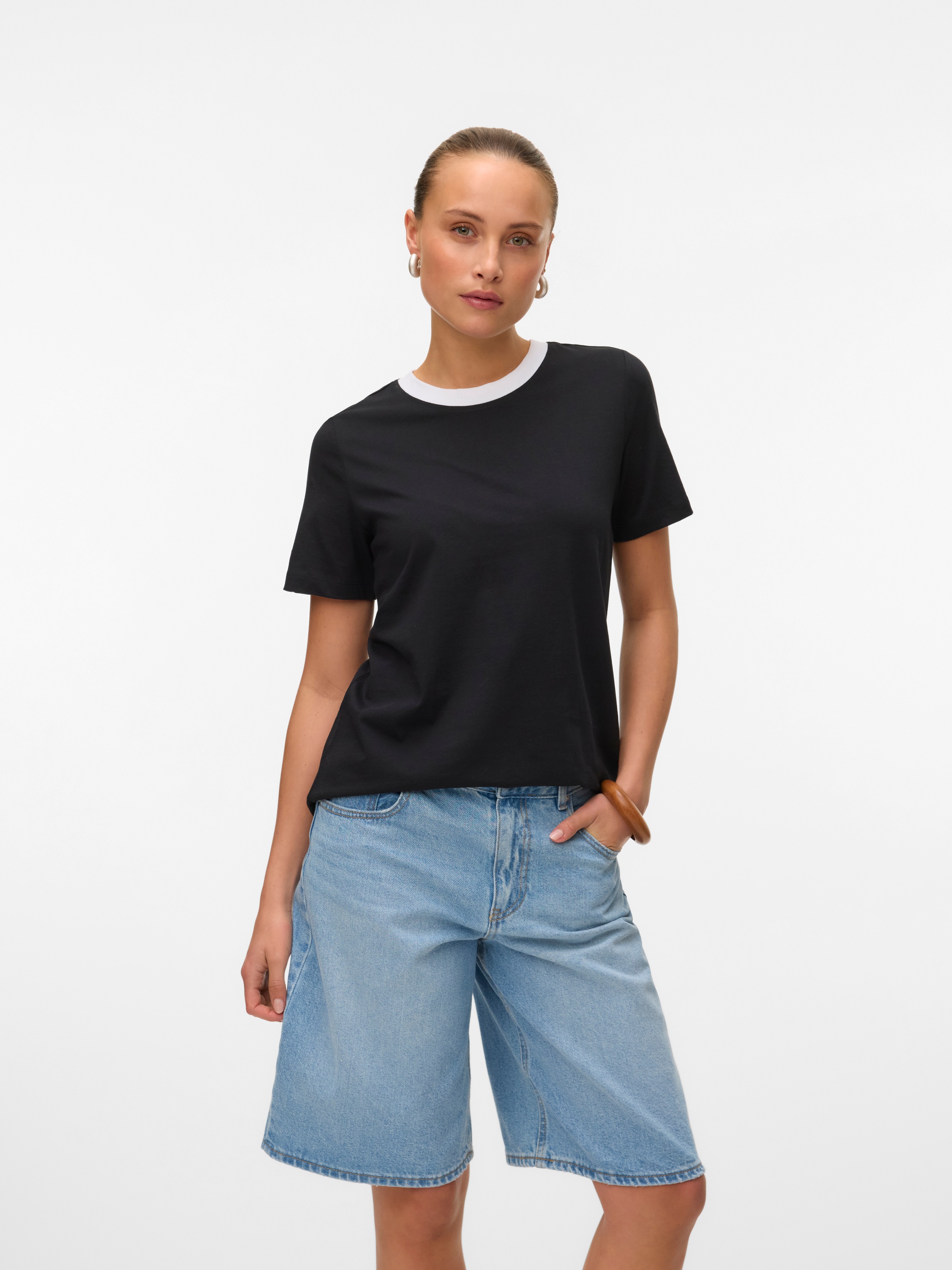 VERO MODA Kurzarmshirt »VMPAULINA SS T-SHIRT GA JRS NOOS« Black Detail:Bright White Neckline M M Modisches Kurzarmshirt aus pflegeleichtem...