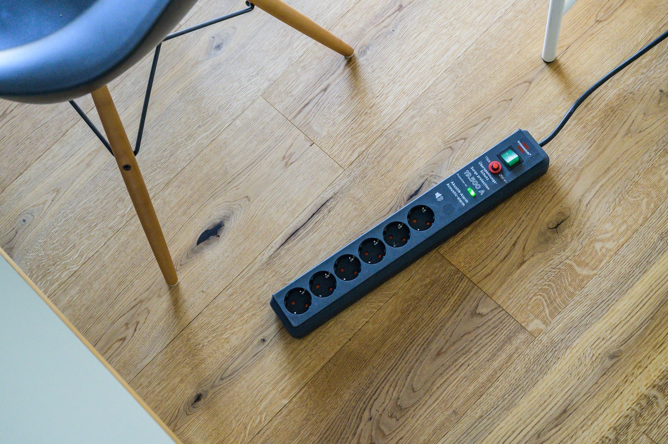 Brennenstuhl Steckdosenleiste »Secure-Tec«, 6-fach, (Kabellänge 3 m), mit Überspannungsschutz, akustischem Warnsignal, und Schalter