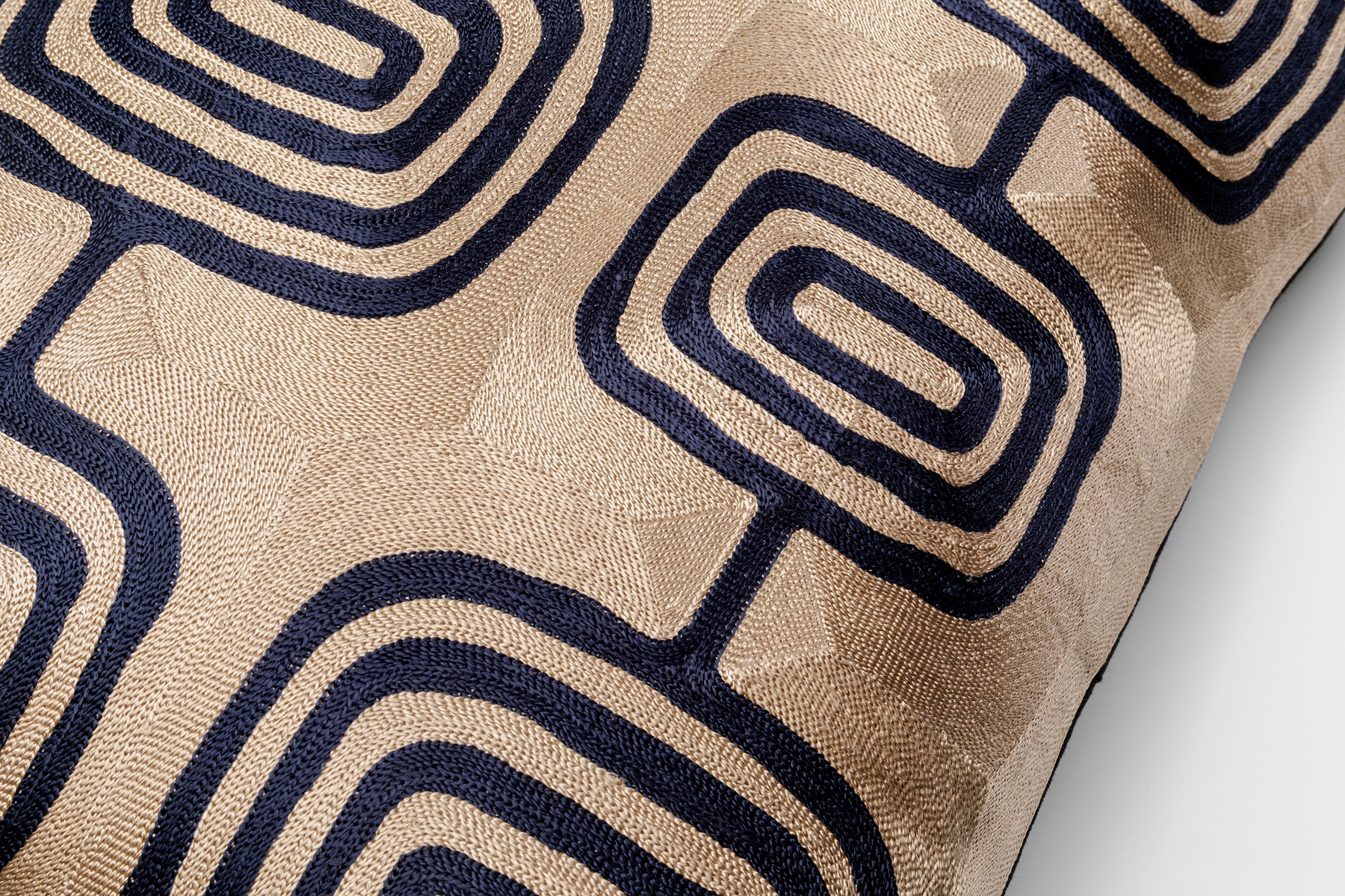 Kare Design Dekokissen »Catena Square, Kissenhülle mit Füllung, 50x50 cm« stützt Kopf und Nacken angenehm und sorgt für erholsamen Schlaf