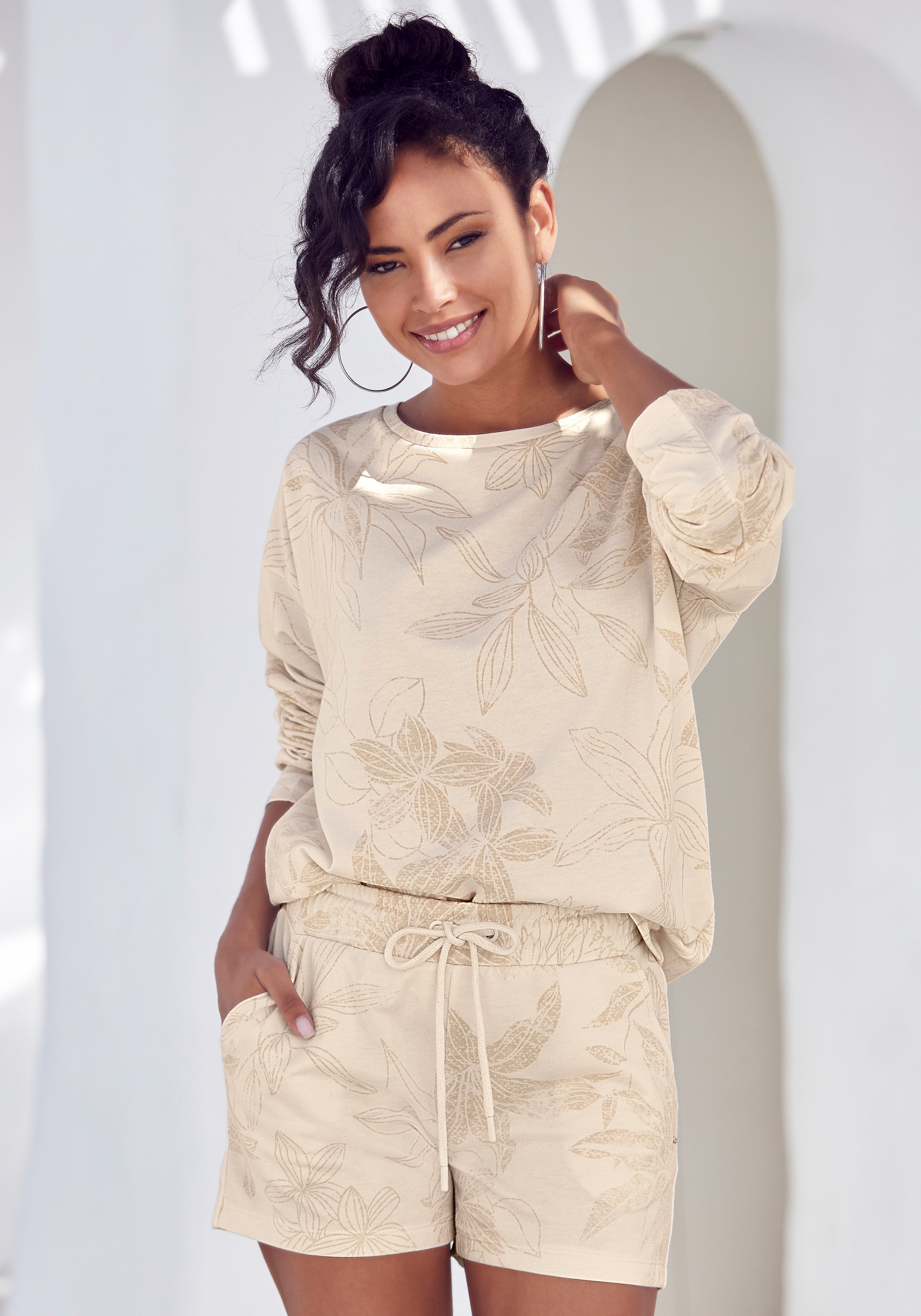 LASCANA Relaxshorts, mit floralem Alloverdruck, Loungewear