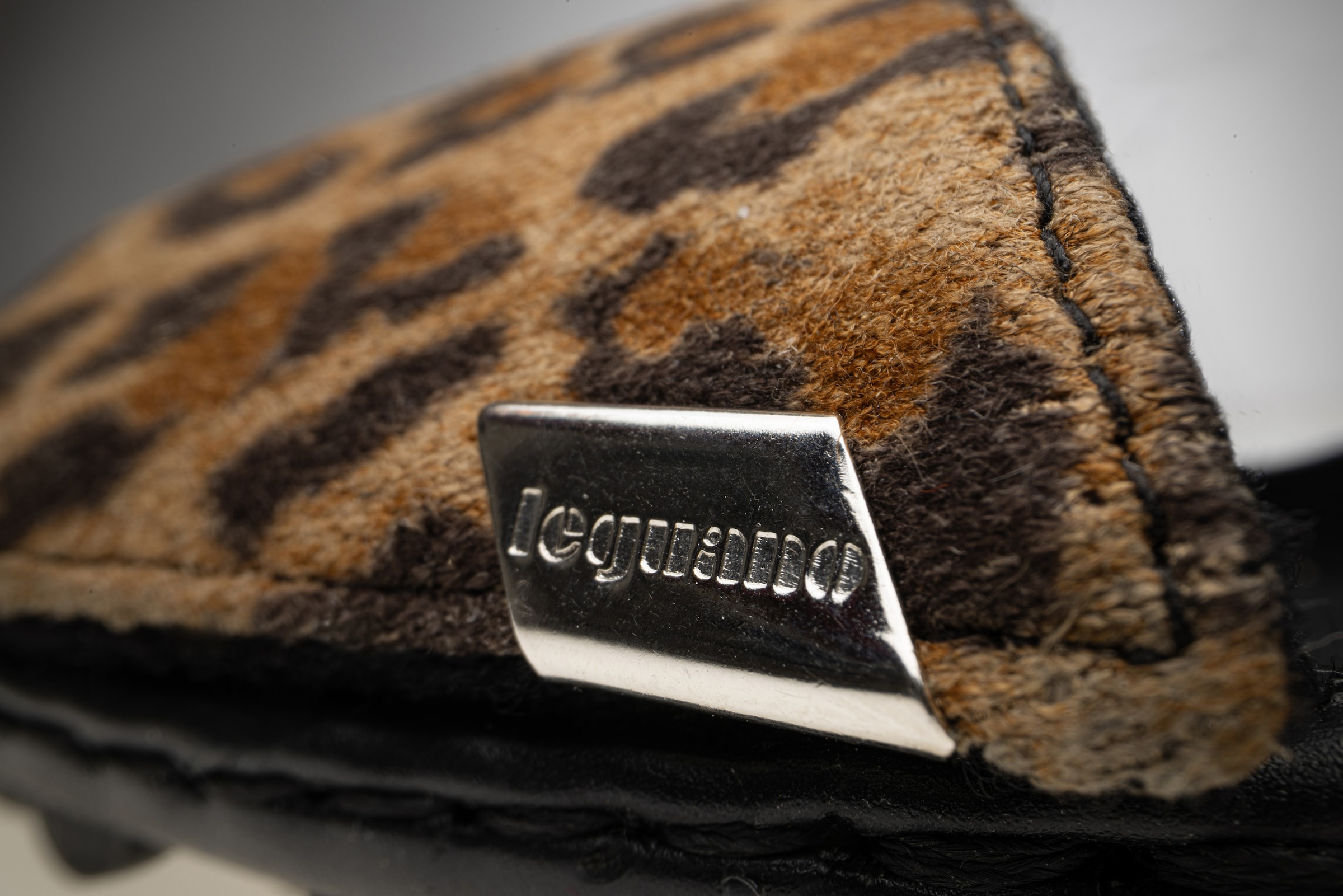 Leguano Barfußschuh »JARA«  Sommerschuh, Riemchensandale, Flats in angesagter Leo-Optik