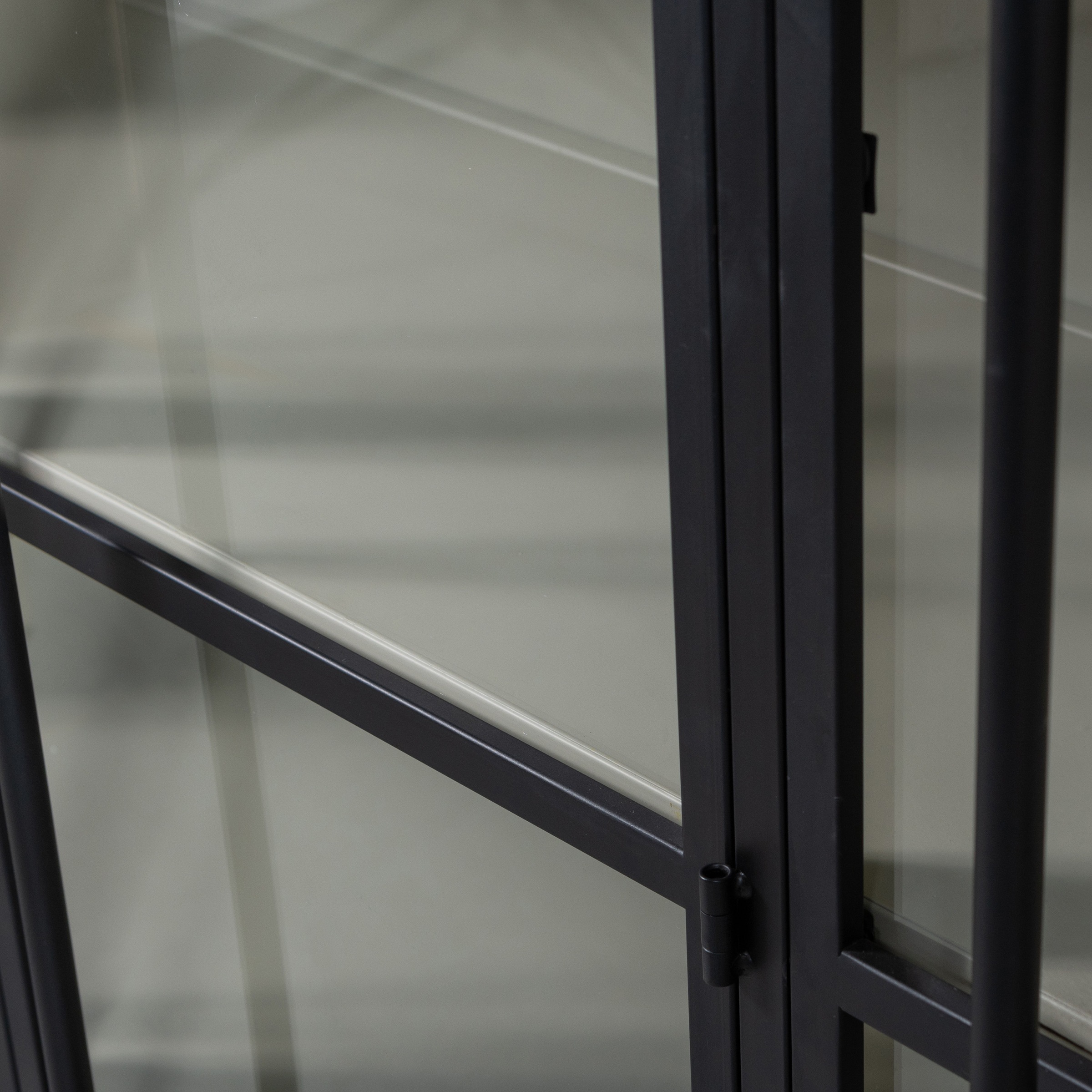 WOOOD Vitrine »EXHIBIT XL 3-TÜRIG SCHRANK METALL B/T/H: 140/44/200 cm« Ausstellungsvitrine  aus mattem Metall bietet 5 stabile Böden