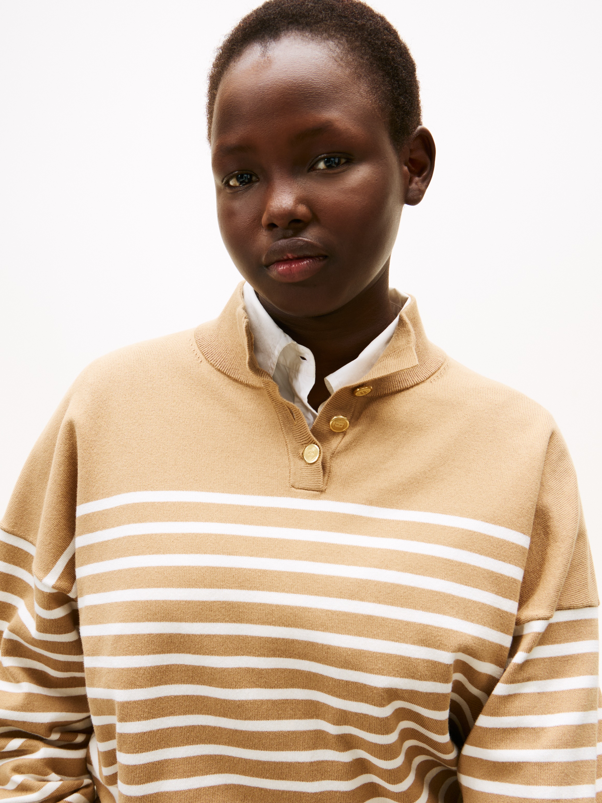 Tommy Hilfiger Curve Stehkragenpullover »CRV CO JERSEY GOLD BTN MK-NK SWT« in großen Größen, mit goldfarbenen Knöpfen