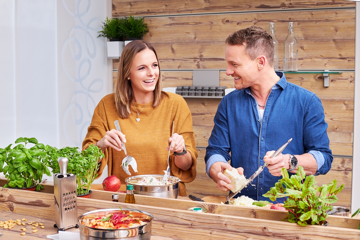 RÖSLE Küchenreibe Mittelreibe für Rohkostsalat und Käse, mit ergonomischem Griff
