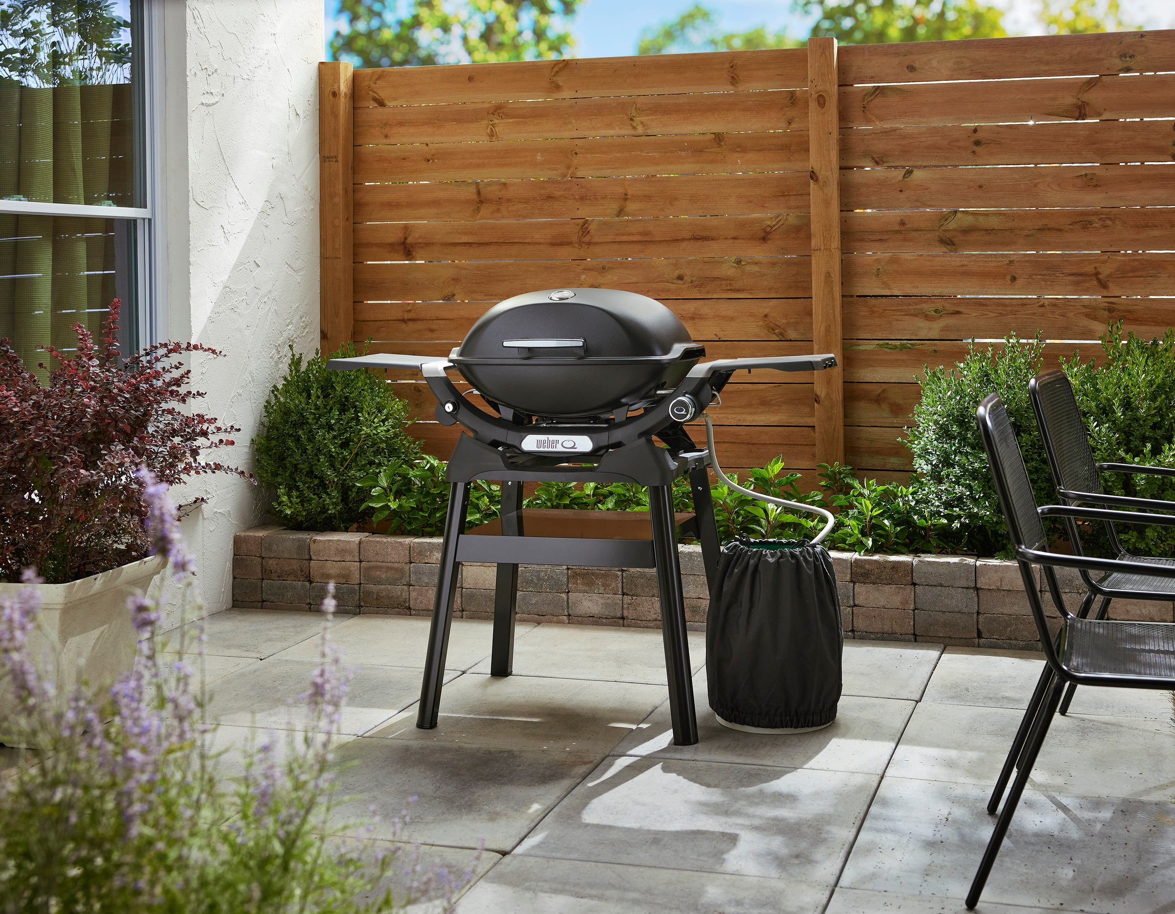 Weber Gasgrill »Q2200N« Mit Deckelthermometer, abnehmbaren Seitentischen und Untergestell