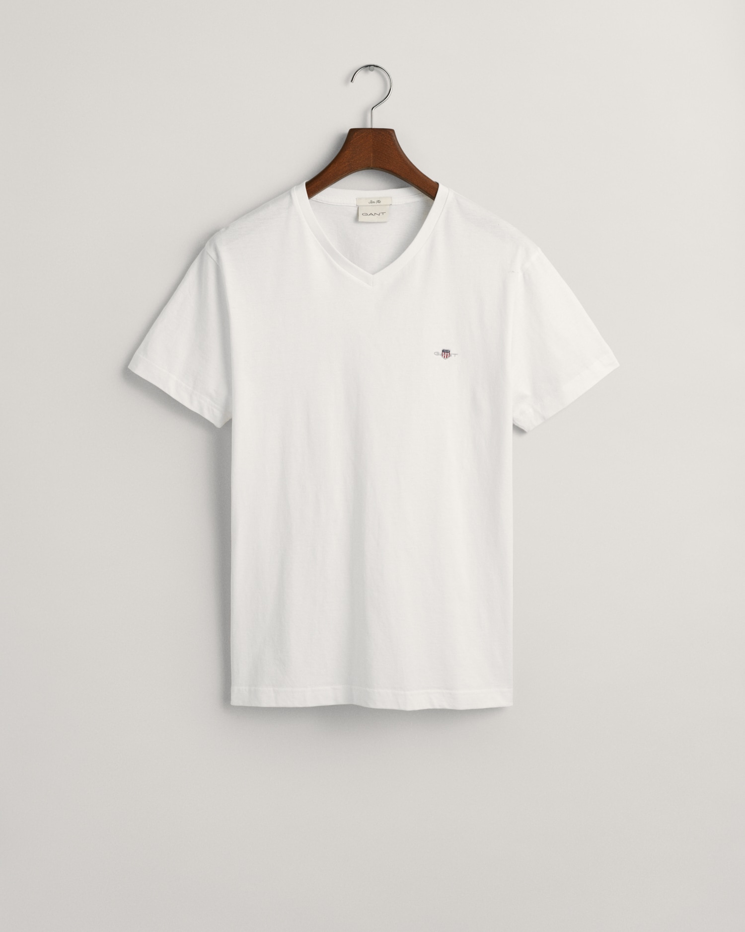 »SLIM Gant bestellen Logostickerei online V-NECK T-SHIRT«, Brust einer SHIELD kleinen T-Shirt auf mit der