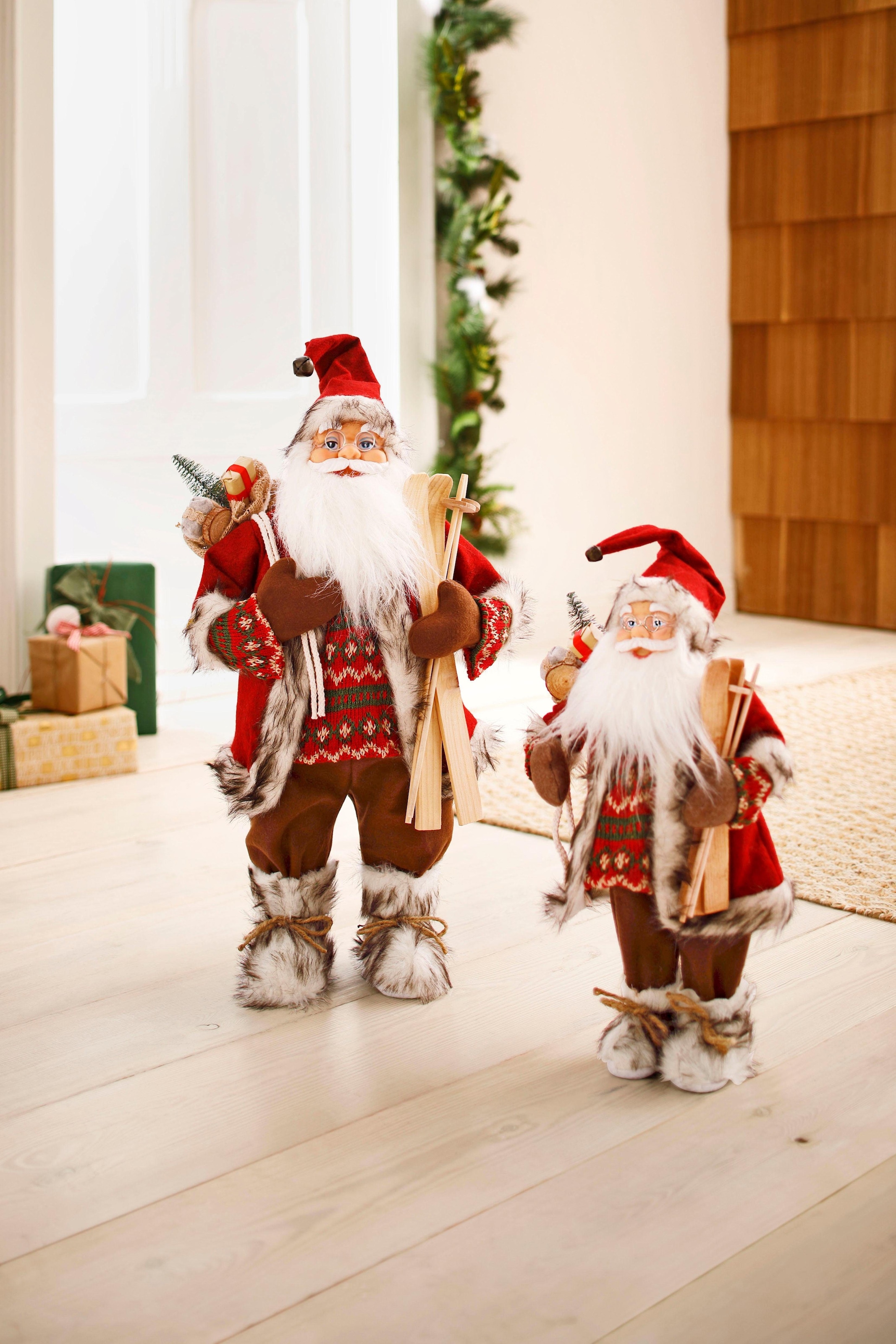 HOSSNER - HOMECOLLECTION Weihnachtsmann »Santa mit Skiern unter dem Arm und  Geschenken«, Weihnachtsdeko, Dekofigur, Weihnachtsfigur online kaufen