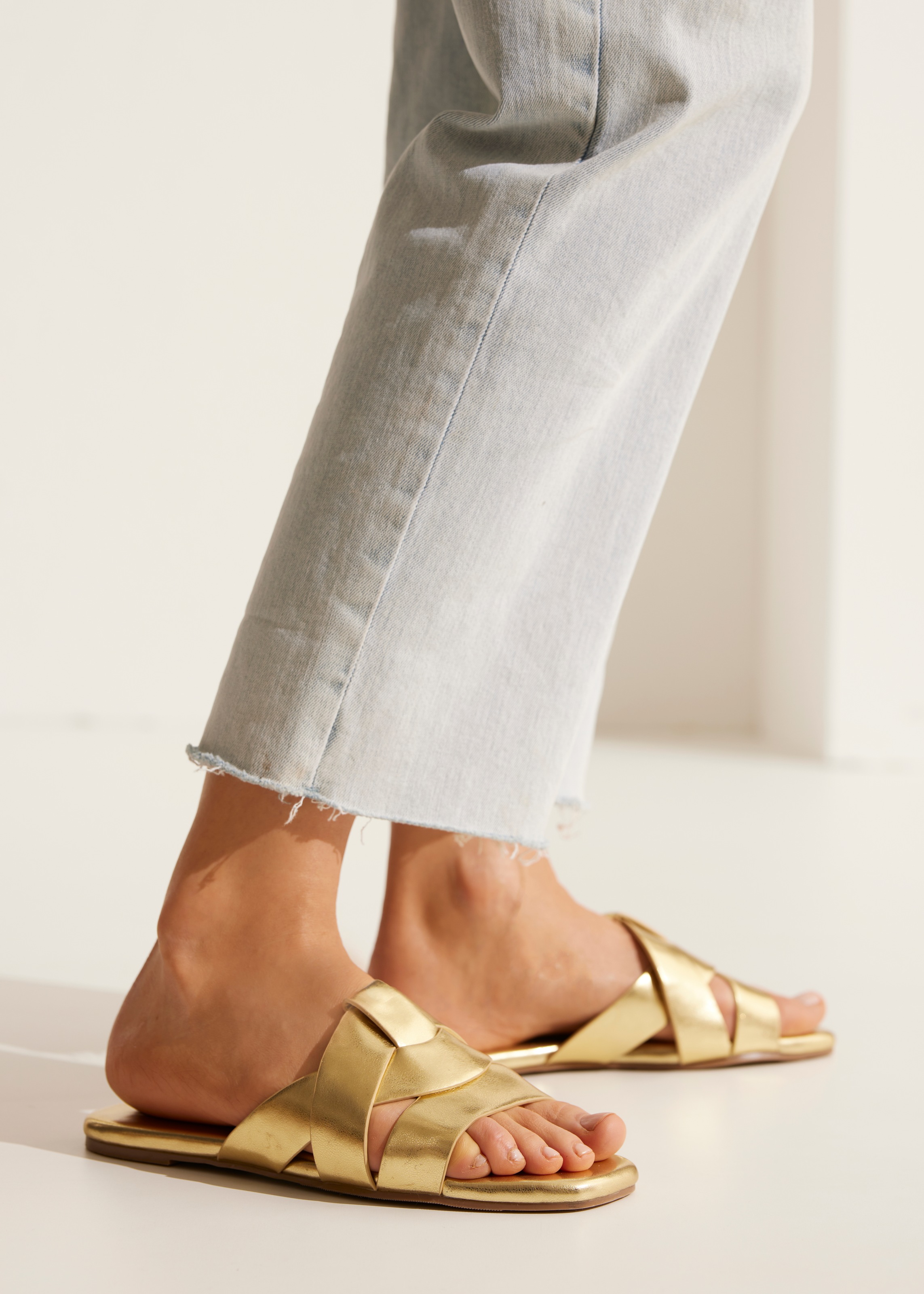 LASCANA Pantolette »Mule, Sommerschuh, offener Schuh, Sandale«, mit raffinierten Riemchen VEGAN