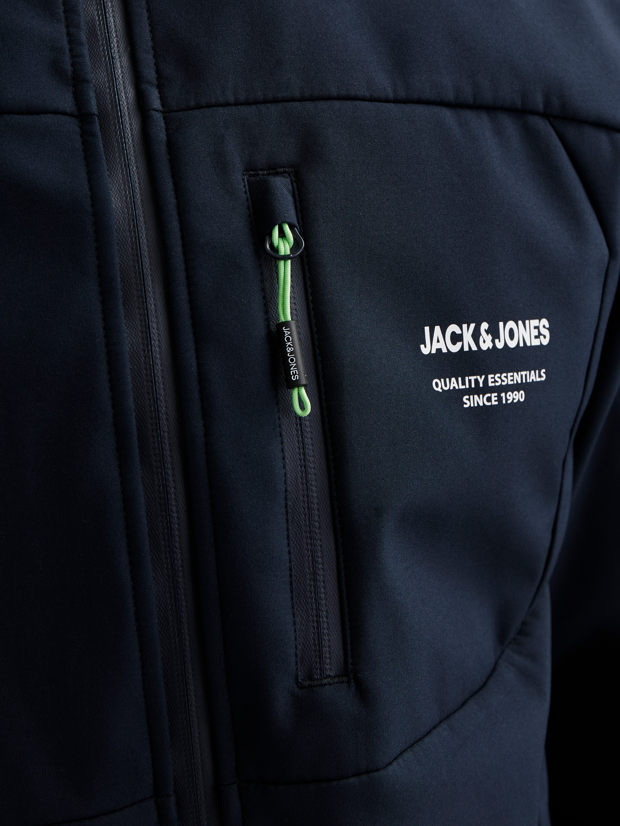 Jack & Jones Softshelljacke »JJTHEO SOFTSHELL JACKET«, mit Kapuze
