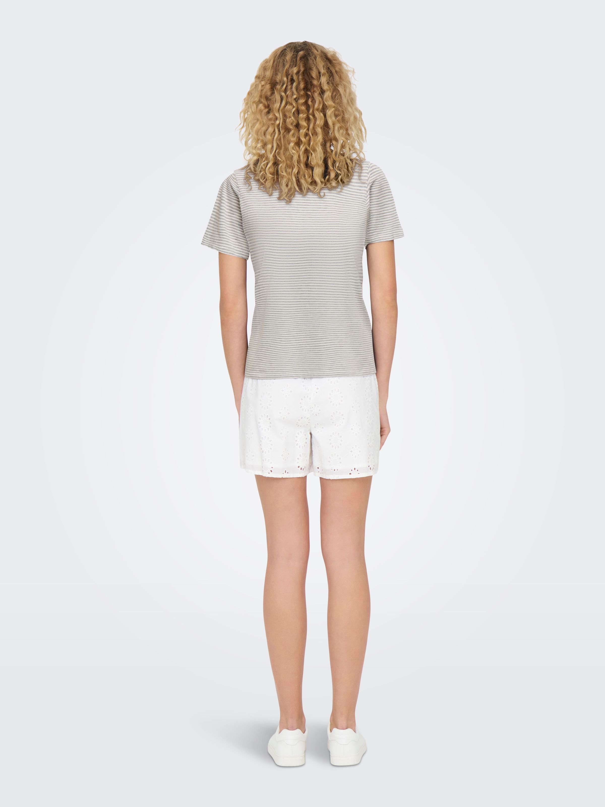 JDY Kurzarmshirt »JDYPISA S/S PRINT TOP JRS NOOS«, mit Herz Stickerei