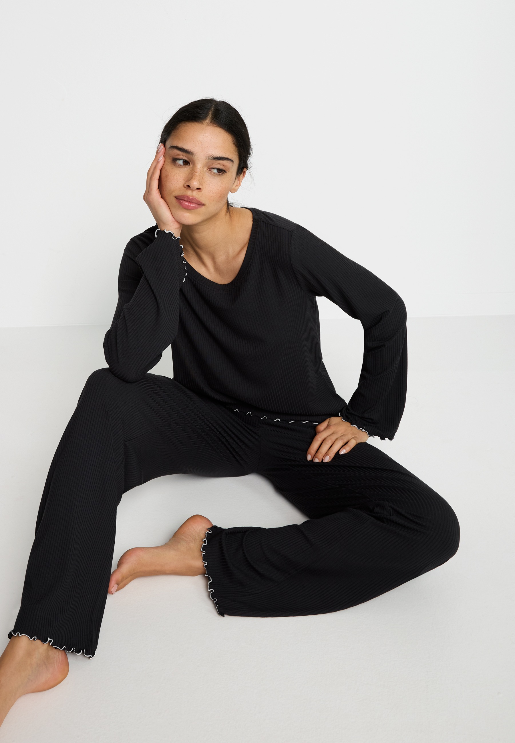 LSCN by LASCANA Pyjama Set, 2 Stk. mit süßen Kräuselsäumen