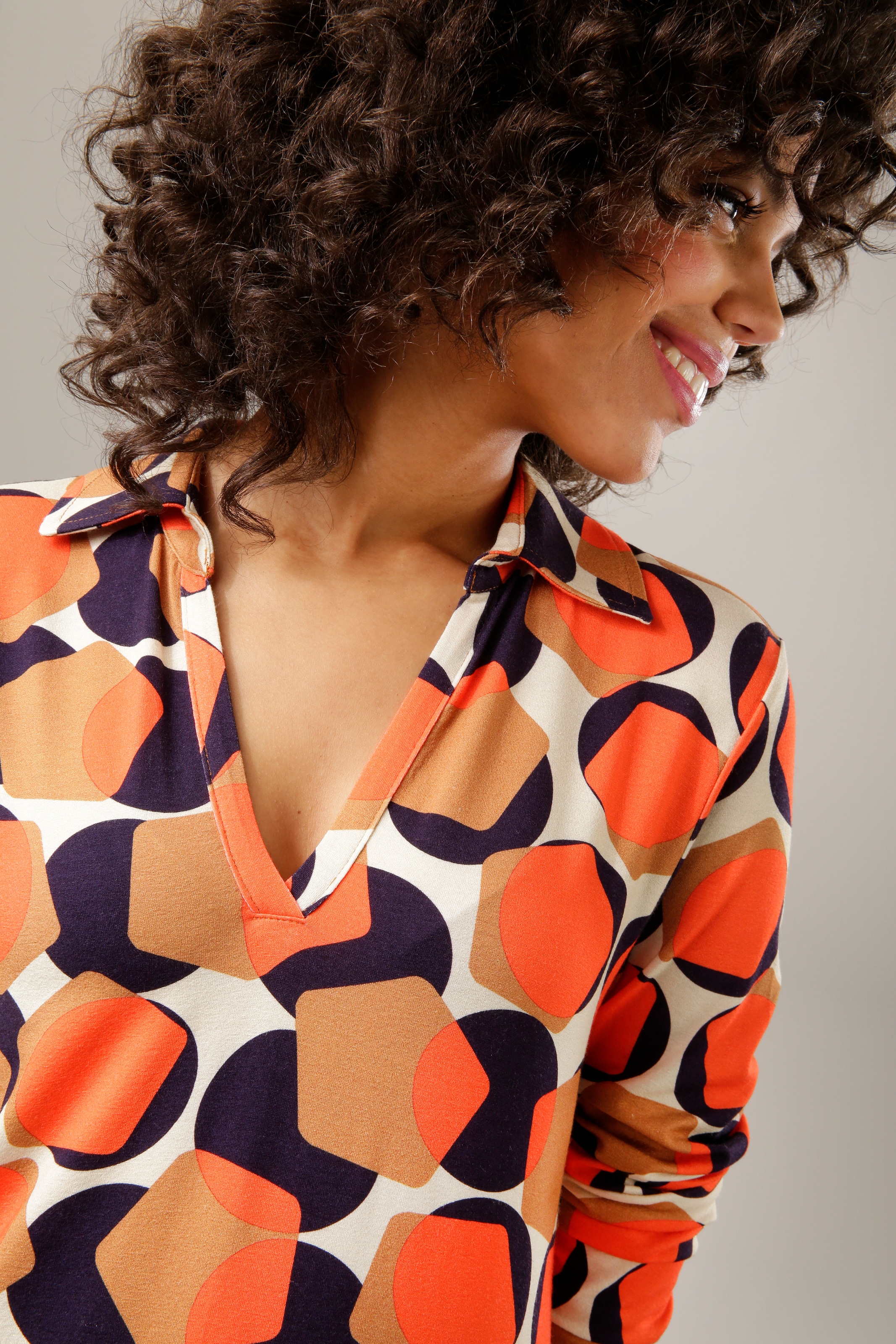 Aniston CASUAL mit online Unikat - Shirtbluse, jedes Retro-Muster bestellen ein Teil trendigem