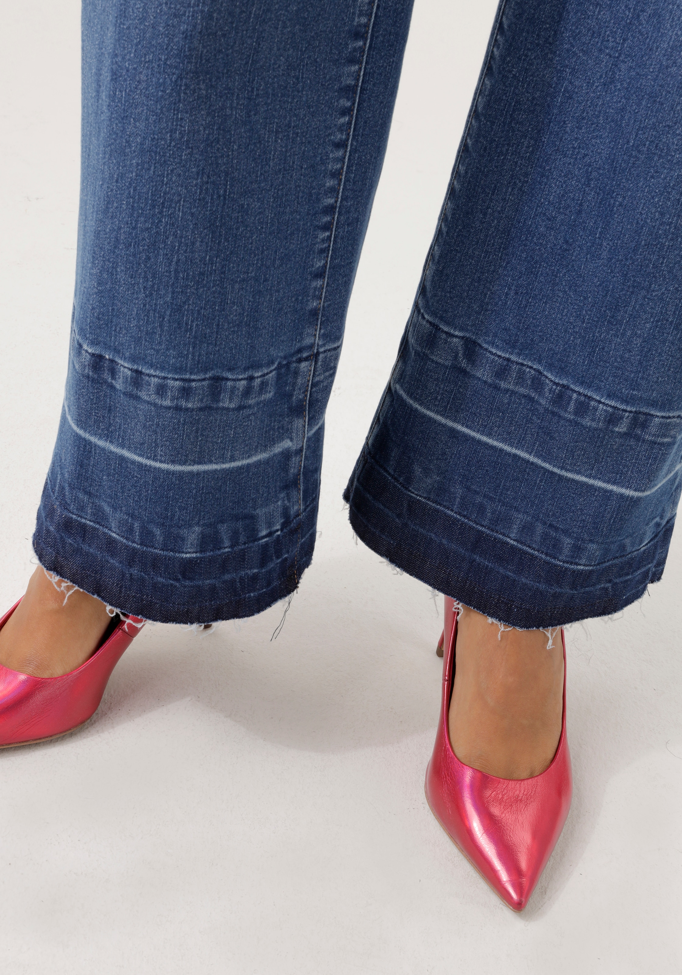 Online-Shop Straight-Jeans, kaufen Aniston am mit leicht trendiger Saum Waschung CASUAL im ausgefranstem