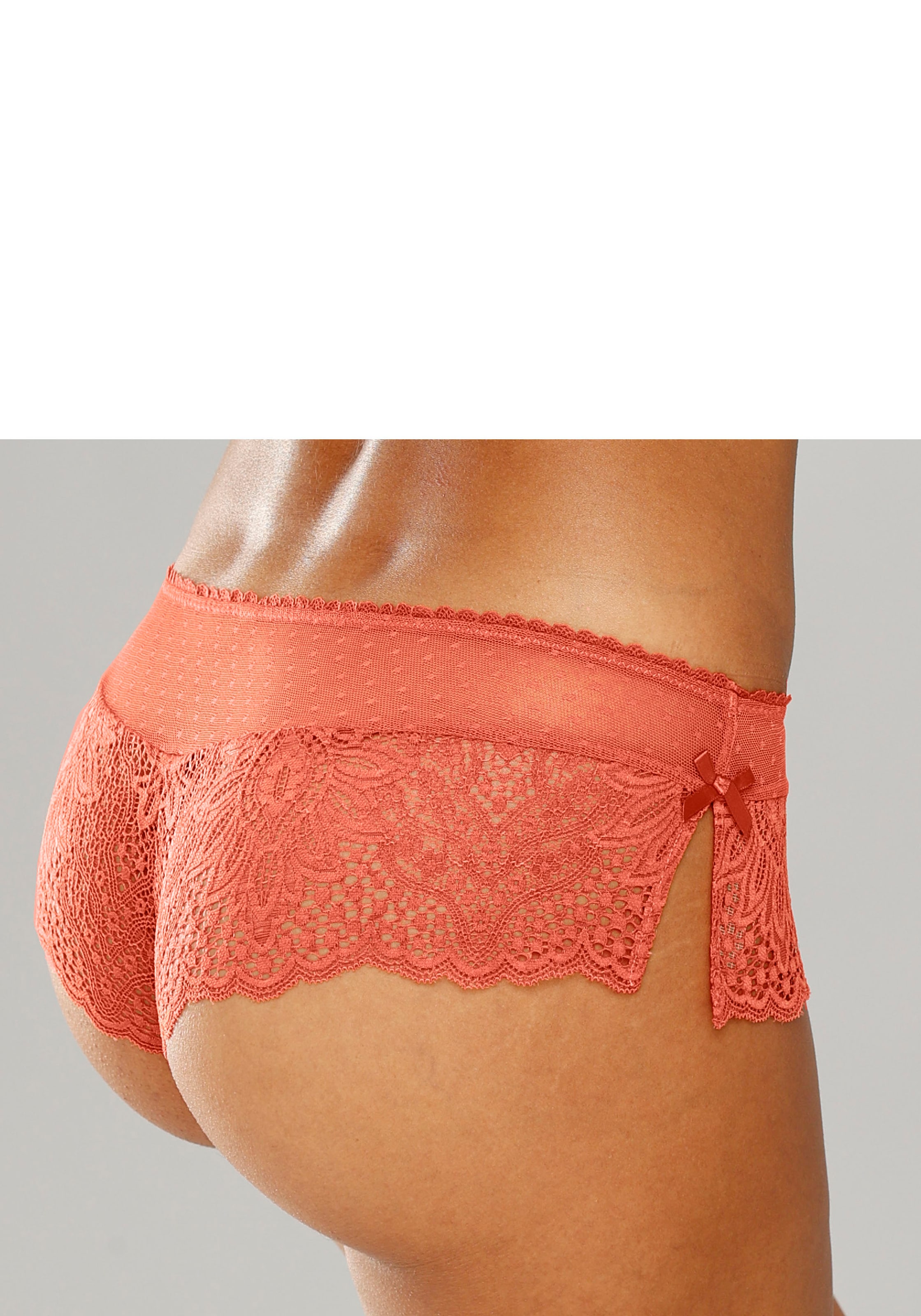 Vivance Stringpanty, aus extravaganter Spitze mit seitlichen Schlitzen