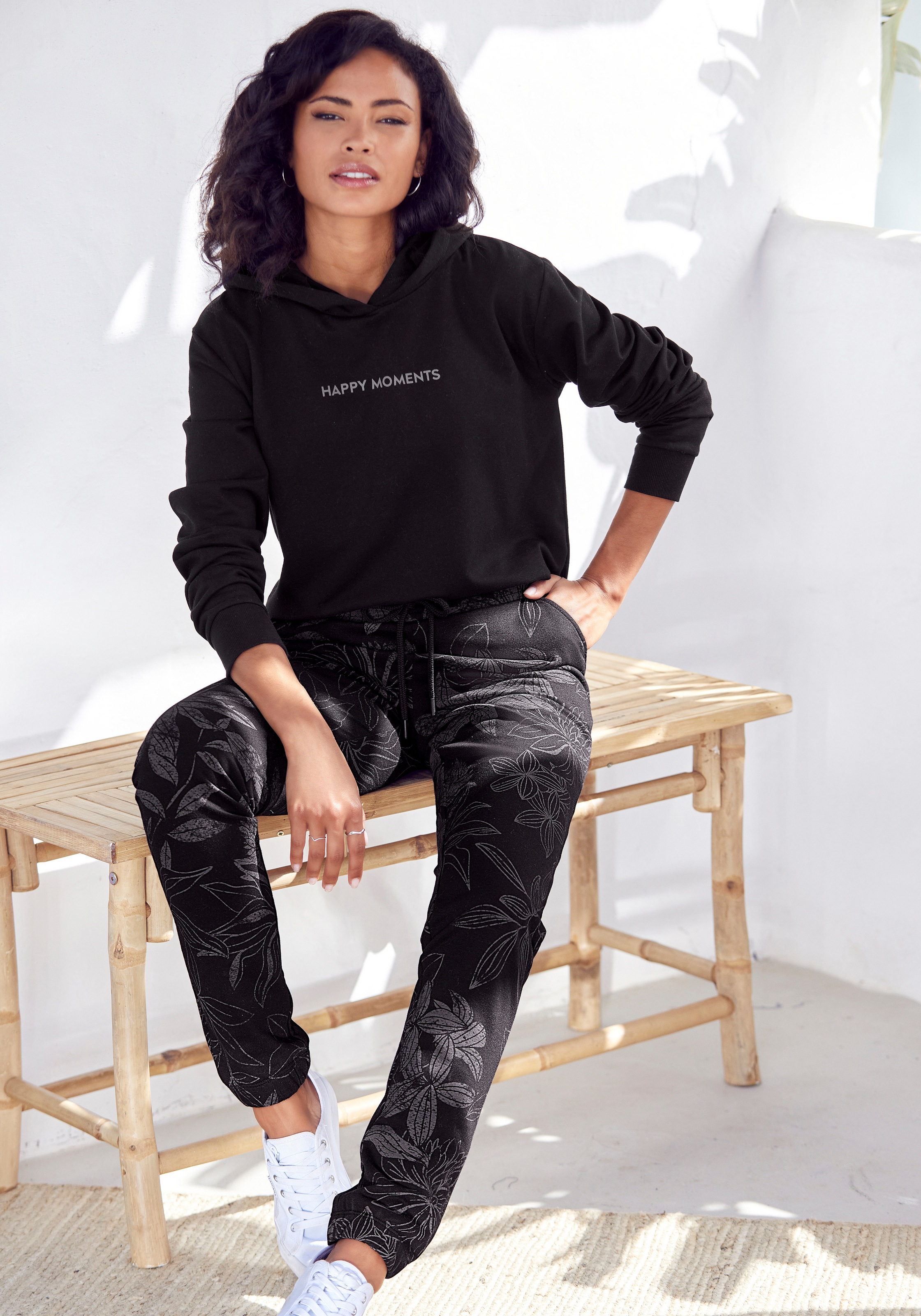 LASCANA Hoodie, mit dezentem Frontdruck, Loungewear