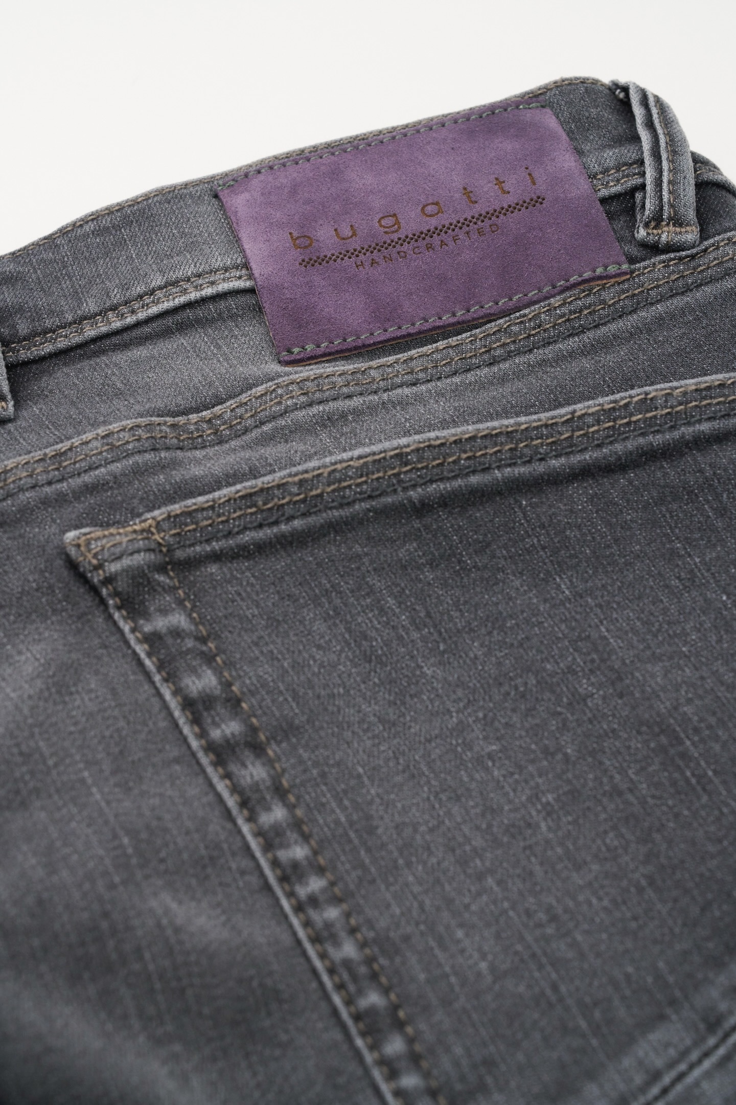 bugatti 5-Pocket-Jeans, mit dezenter Waschung