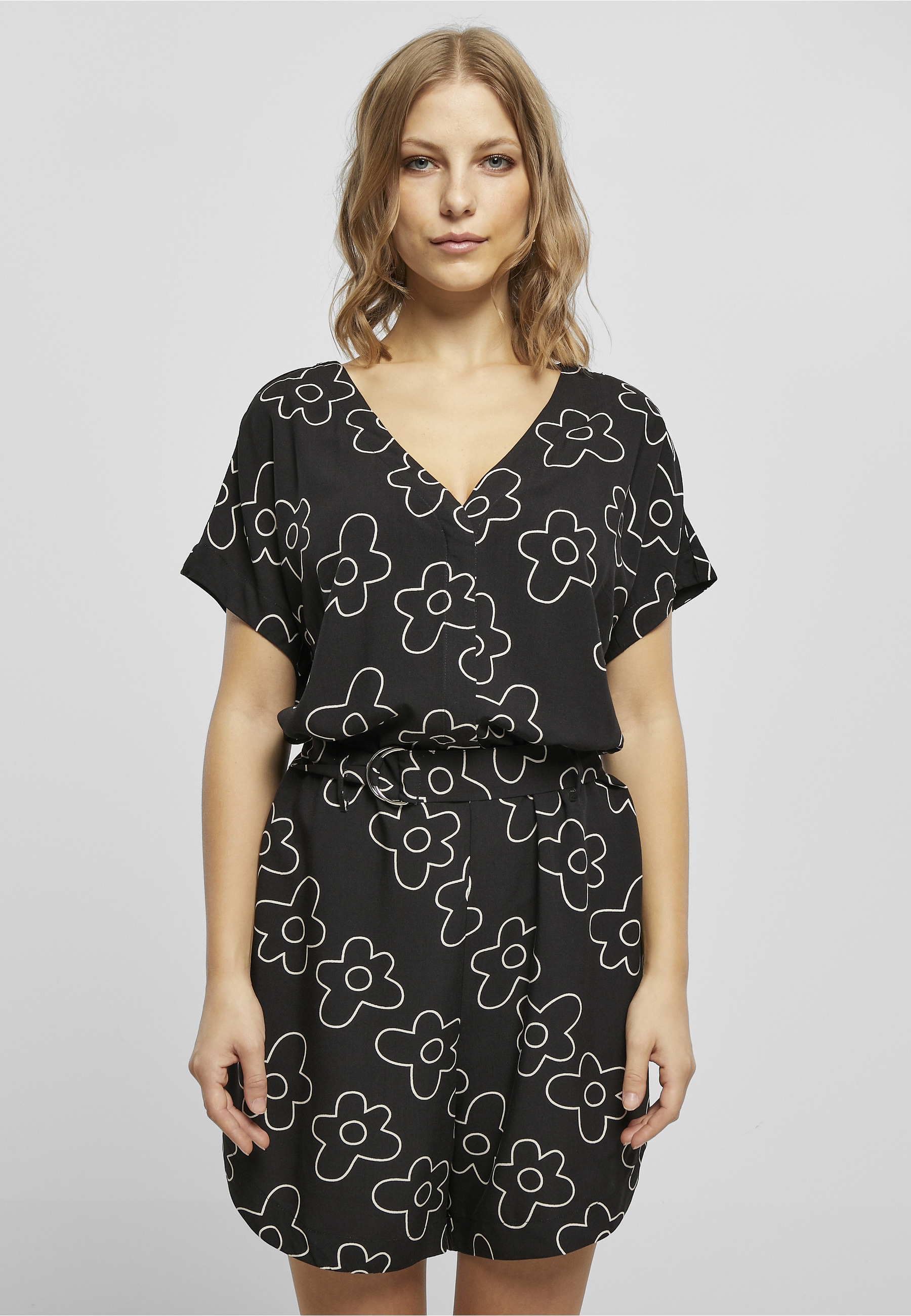 URBAN CLASSICS Jumpsuit »Urban Classics Damen Ladies Short Viscose Belt Jumpsuit« 1 Stk.