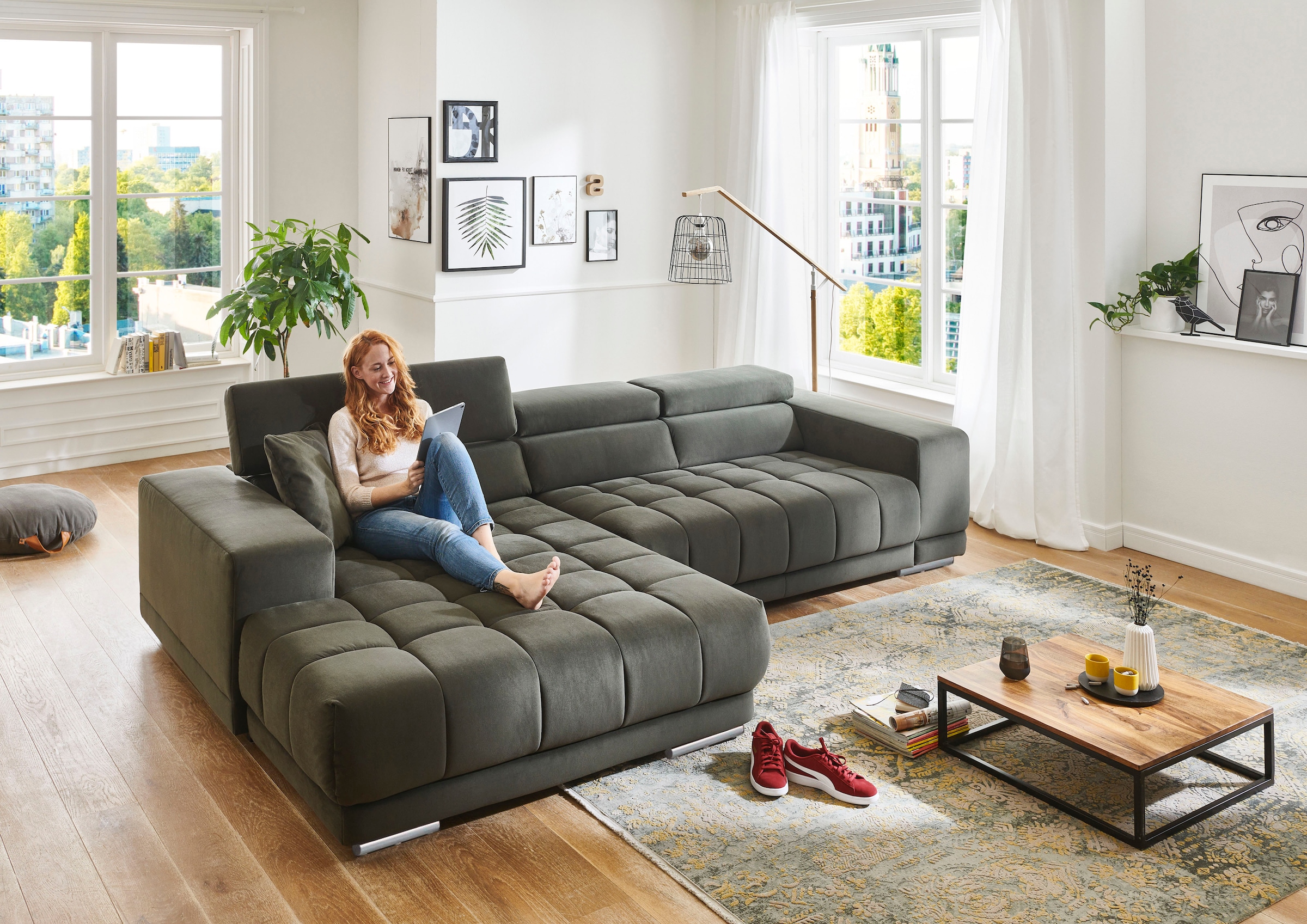 Die PlanBar Ecksofa »MP-IN15053 L-Form extra breiter Schenkel« mit Kopfteilverstellung, wahlweise mit manueller Vorziehbank