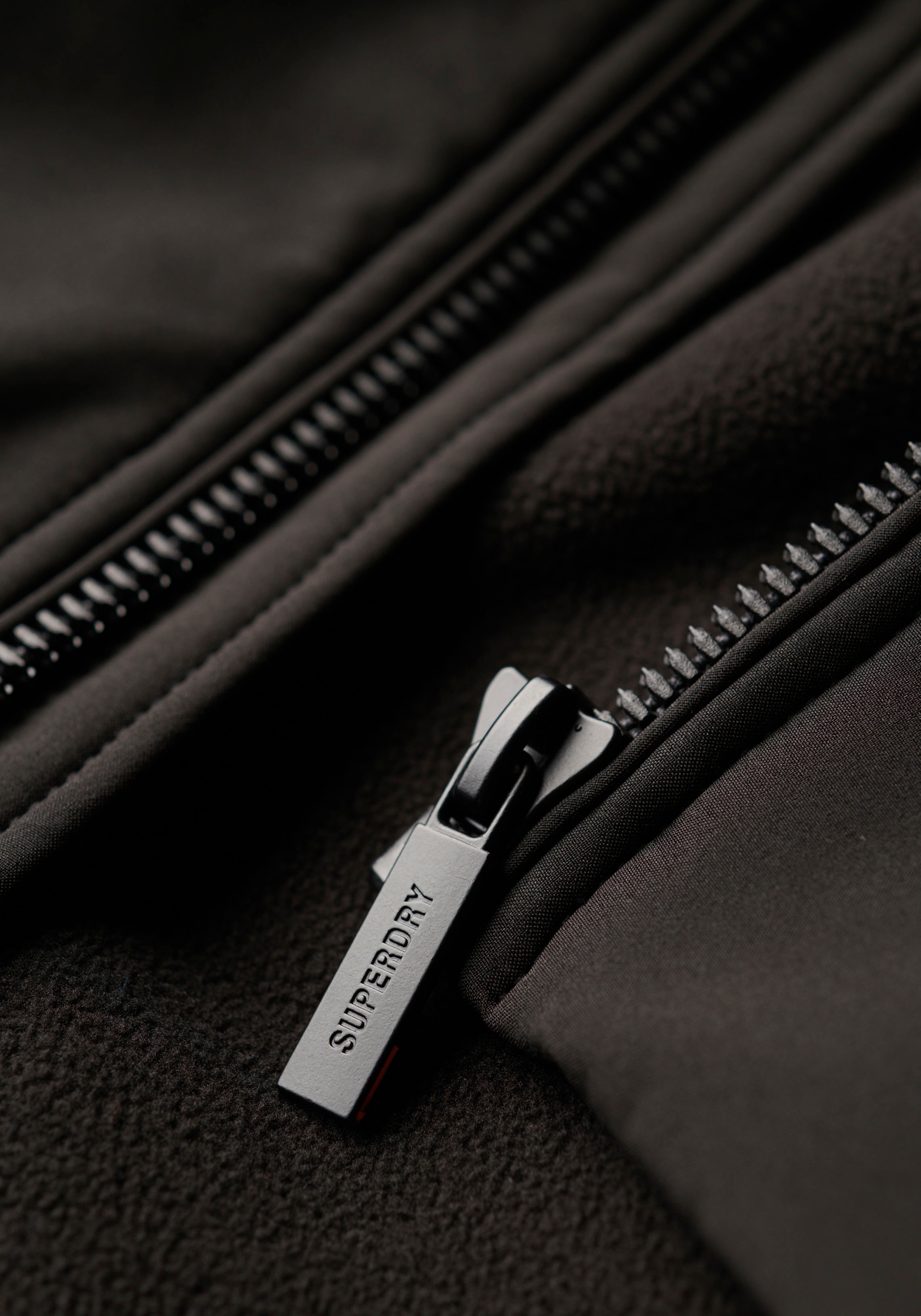 Superdry Softshelljacke »SD-HOODED SOFT SHELL TREKKER JKT«, mit Kapuze