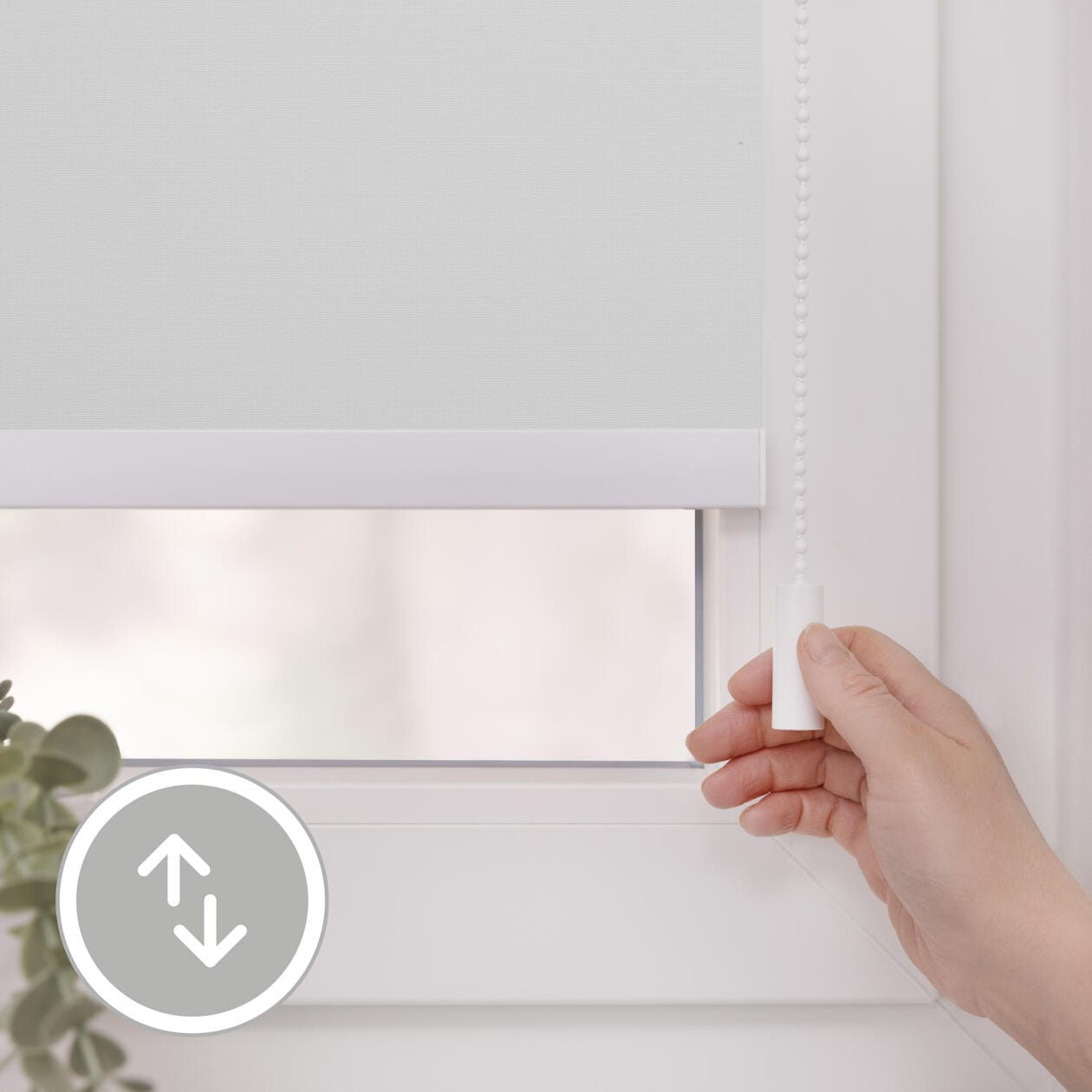 LICHTBLICK ORIGINAL Rollo »Klemmfix, ohne Bohren«, verdunkelnd, Blendschutz-Sichtschutz-Verdunkelung, mit Bohren/ohne Bohren, freihängend, Steuerbar mit Bluetooth-App, integrierter Elektromotor und Akku