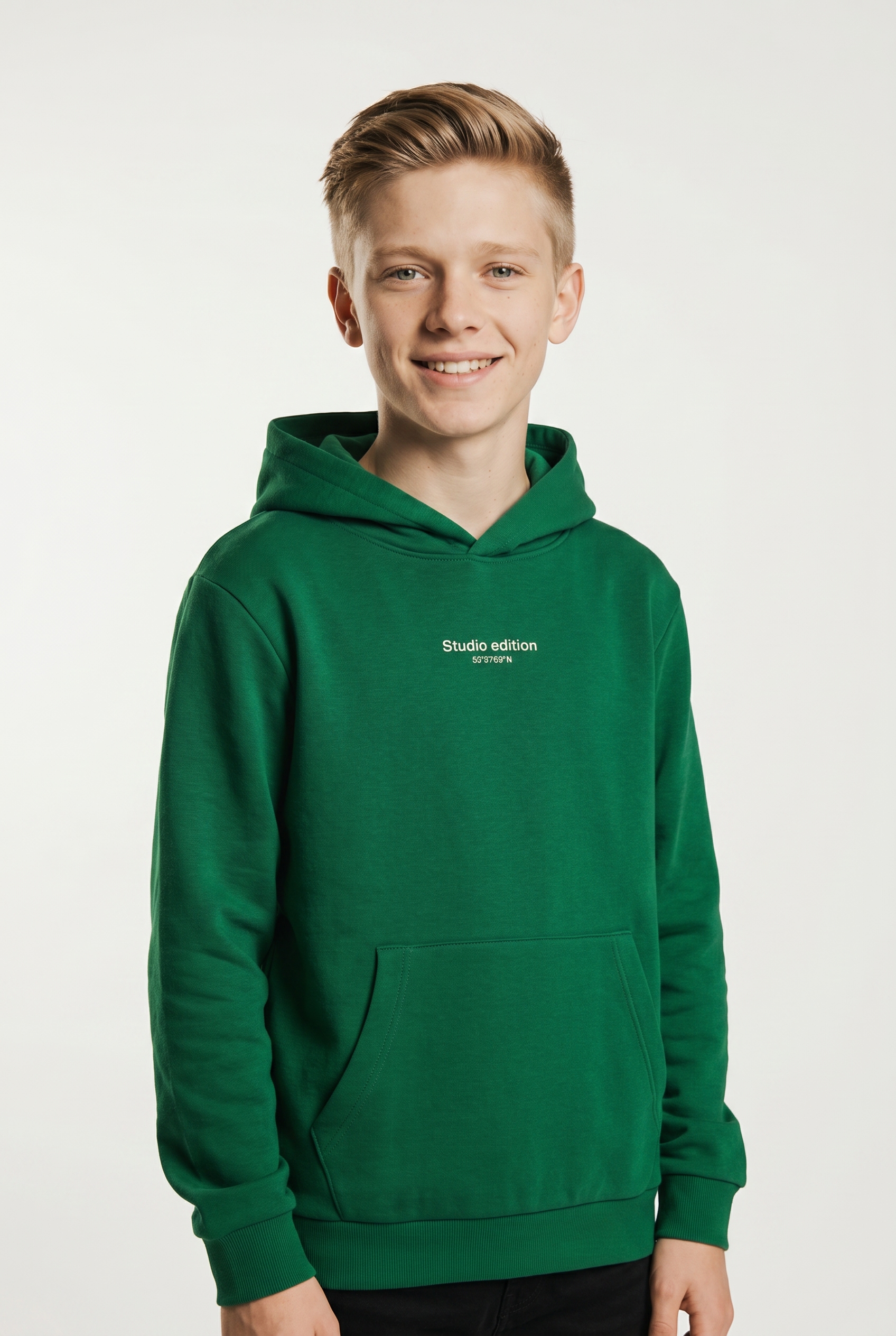 Name It Kapuzensweatshirt »NKMBRODY LS NREG SWEAT WH BRU NOOS«, mit kleinem Logoprint
