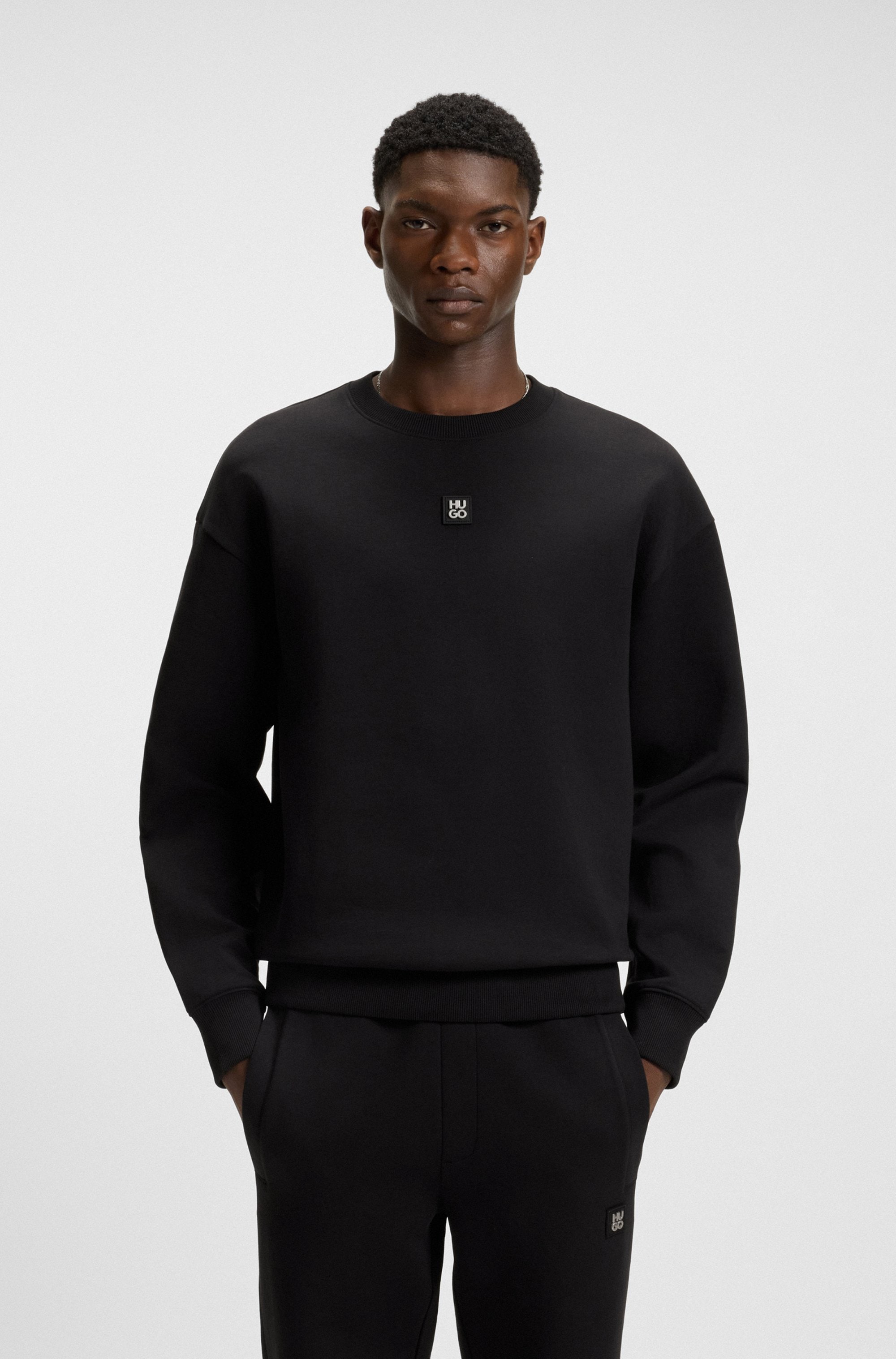 HUGO Sweatshirt »Dettil Metal Stacked Logo«, Premium Metall Logo Rundhalsausschnitt, Relaxed Fit, Baumwollmix
