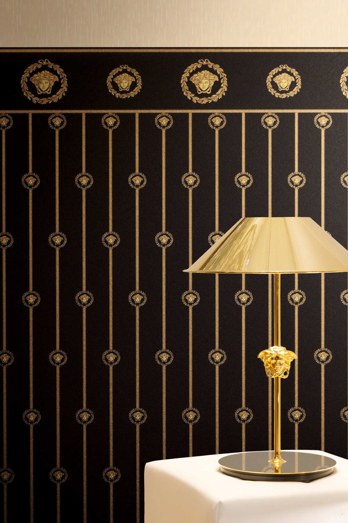 Versace Vliestapete »Versace 6 I Love Baroque –« 3D-Optik | Barock | Motiv geprägt Edle Bordüre mit ikonischem Medaillonmotiv & glänzender Struktur