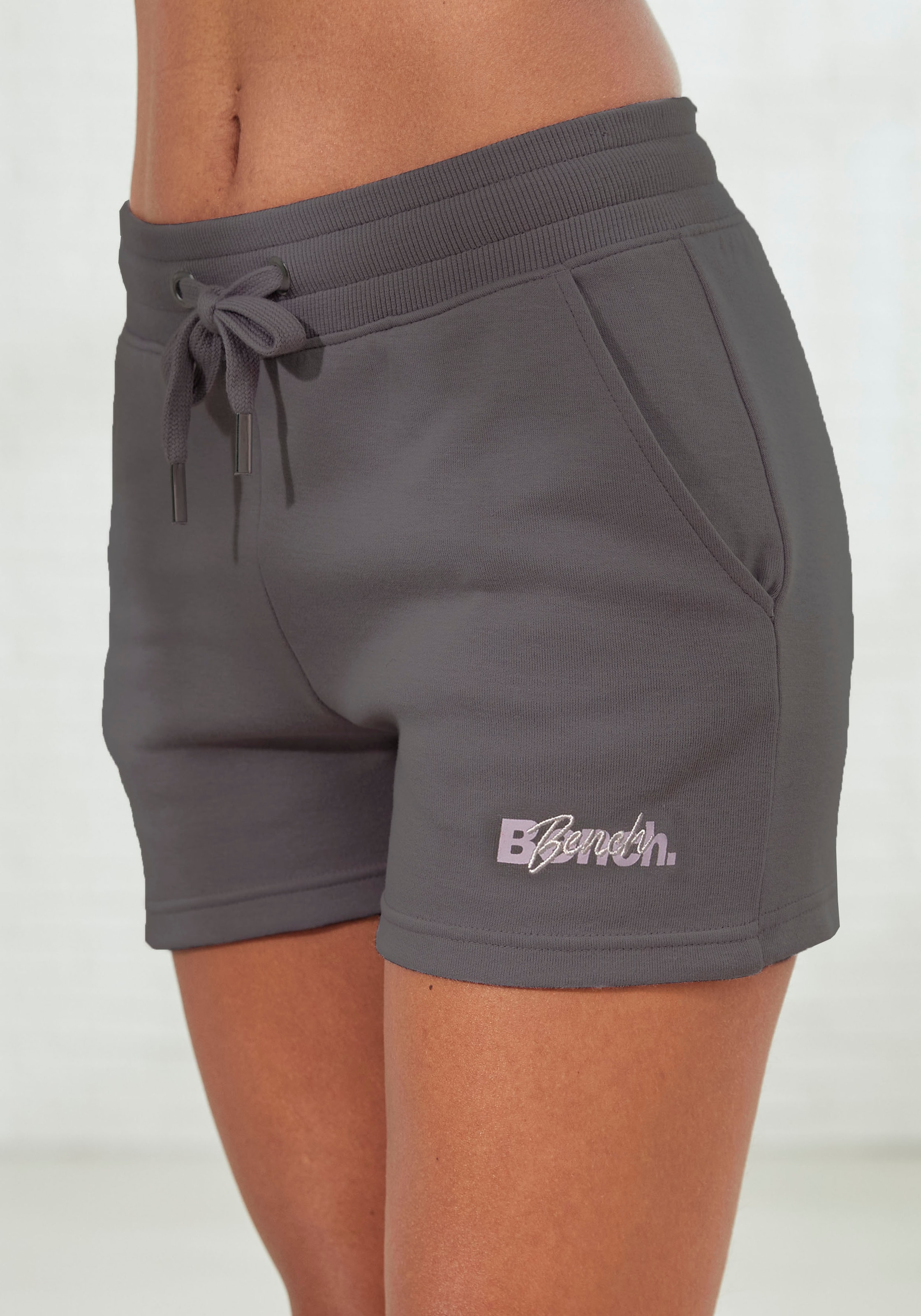 Bench. Loungewear Shorts  mit Logodruck und Stickerei