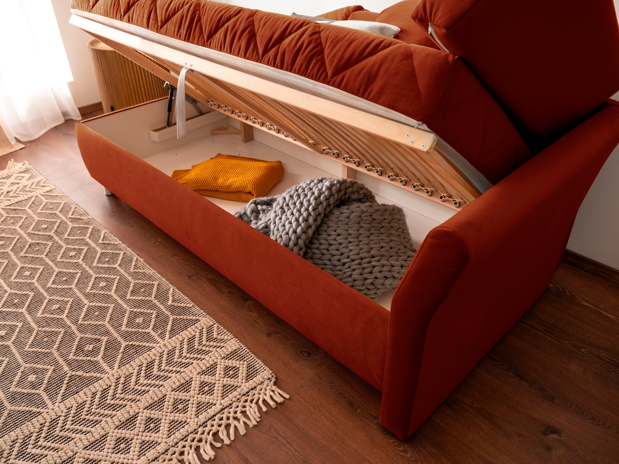 alina Schlafsofa »Lindsay«, Bettkasten, Zierkissen-Set aus: 2 Stk. 40x40cm, 1 Stk. 30x30cm