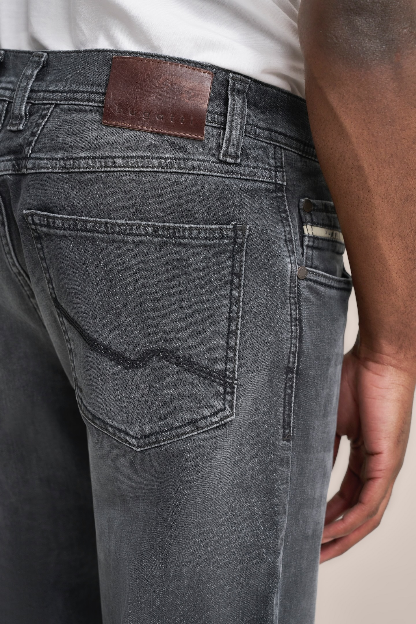 bugatti 5-Pocket-Jeans, mit einem leichten Used-Look