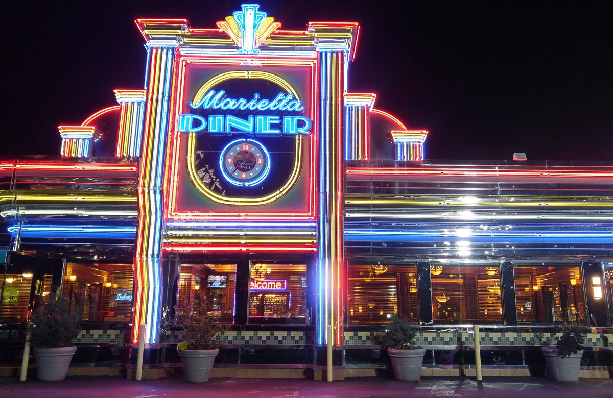 Papermoon Fototapete »RETRO DINER-NEON CADILLAC ELVIS ROUTE 66 VINTAGE ROSA günstig online kaufen