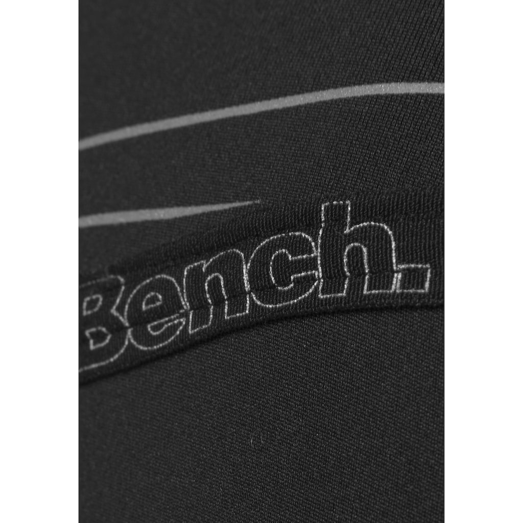 Bench. Funktionsshorts, mit reflektierenden Details und Logo-Tape