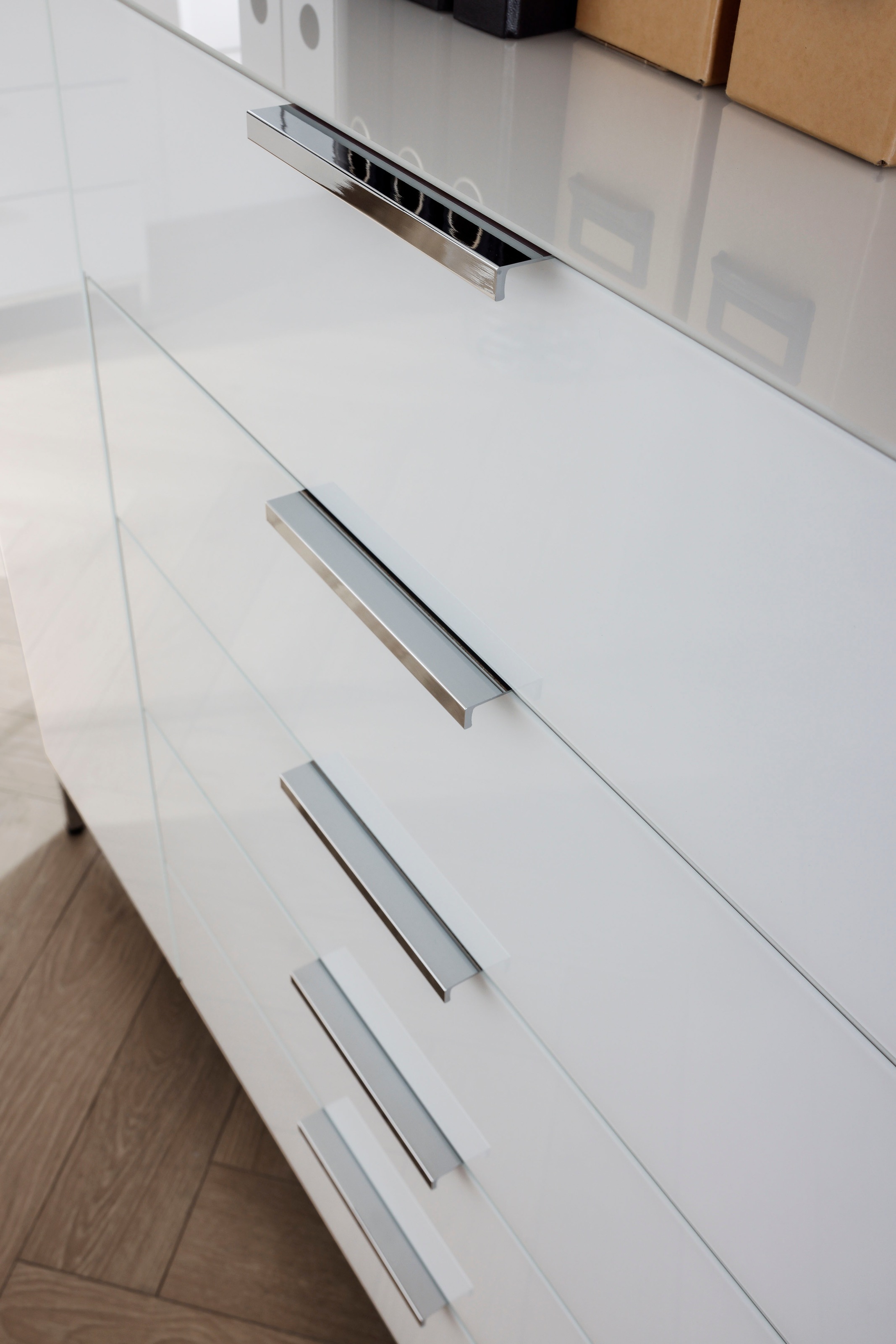 rauch Schubkastenkommode »Kommode Türkommode Sideboard Kombikommode FLIPP mit Glasfront«, (Breite 160/180 cm mit 4 Einlegeböden), 2-türig, 5 Schubladen, Soft-Close, Oberboden und Front Glas, 2 Breiten