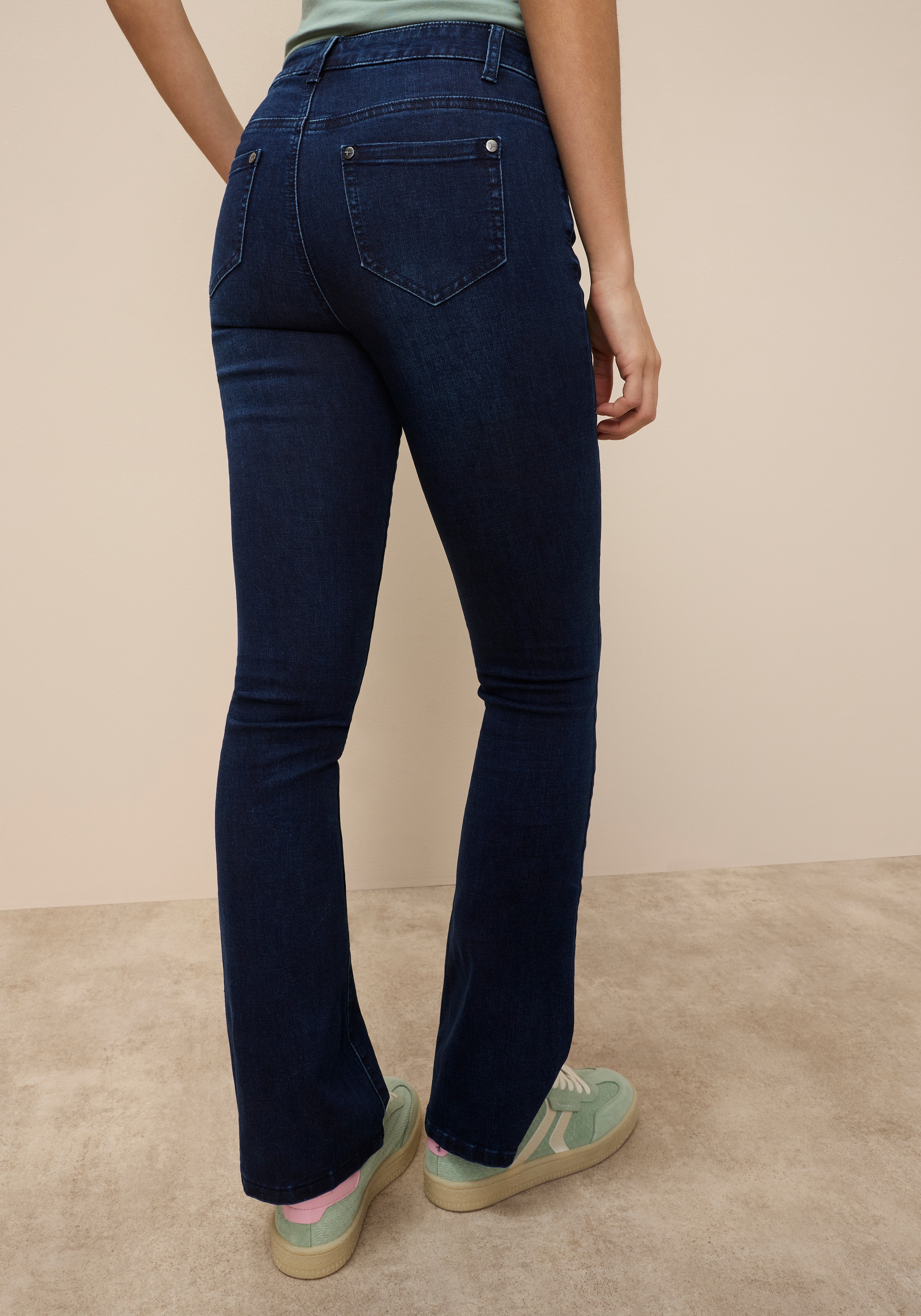 Tamaris Bootcut-Jeans normale Leibhöhe,  Bootcut,  mit ausgestelltem Bein