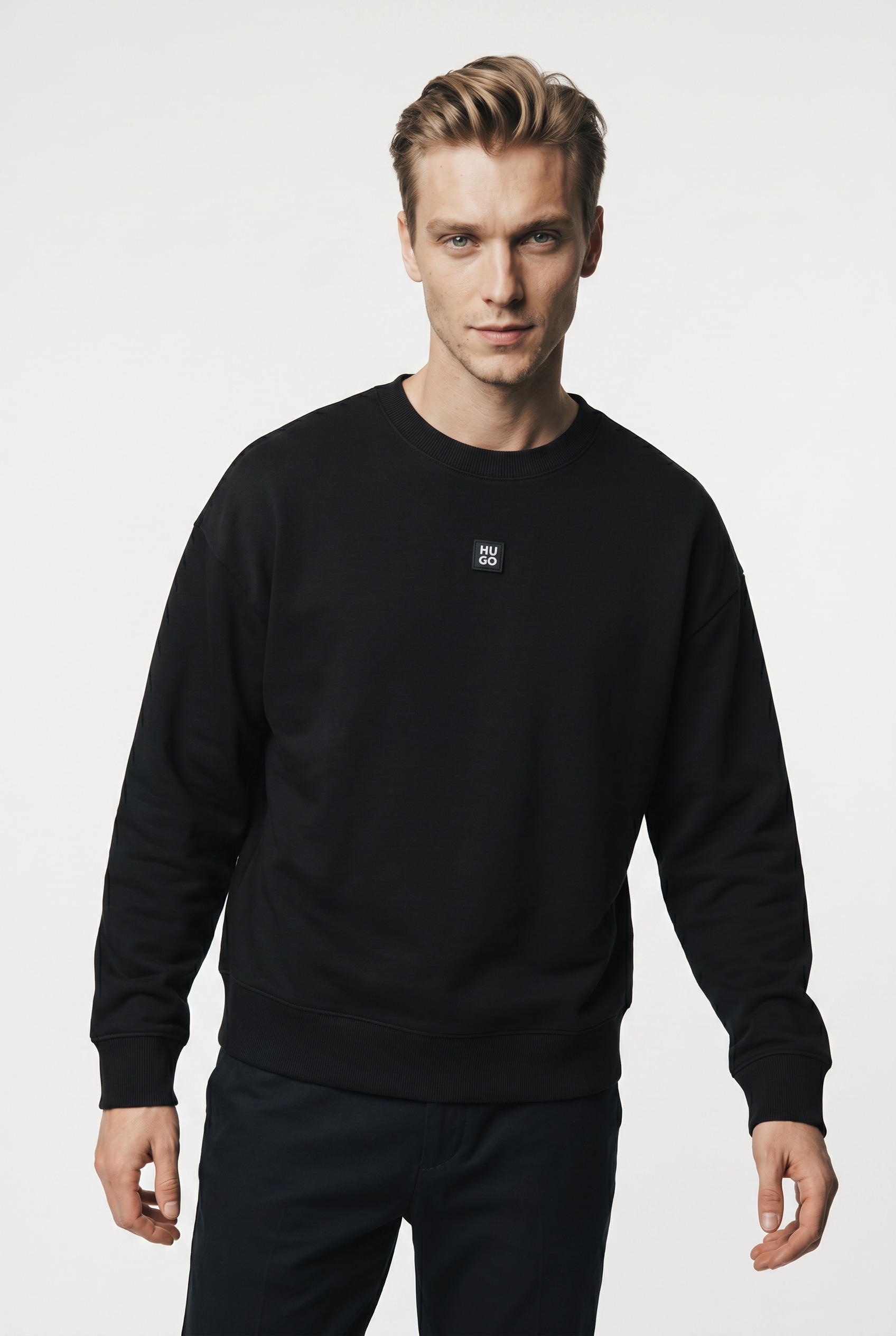 HUGO Sweatshirt »Dettil Metal Stacked Logo«, Premium Metall Logo Rundhalsausschnitt, Relaxed Fit, Baumwollmix
