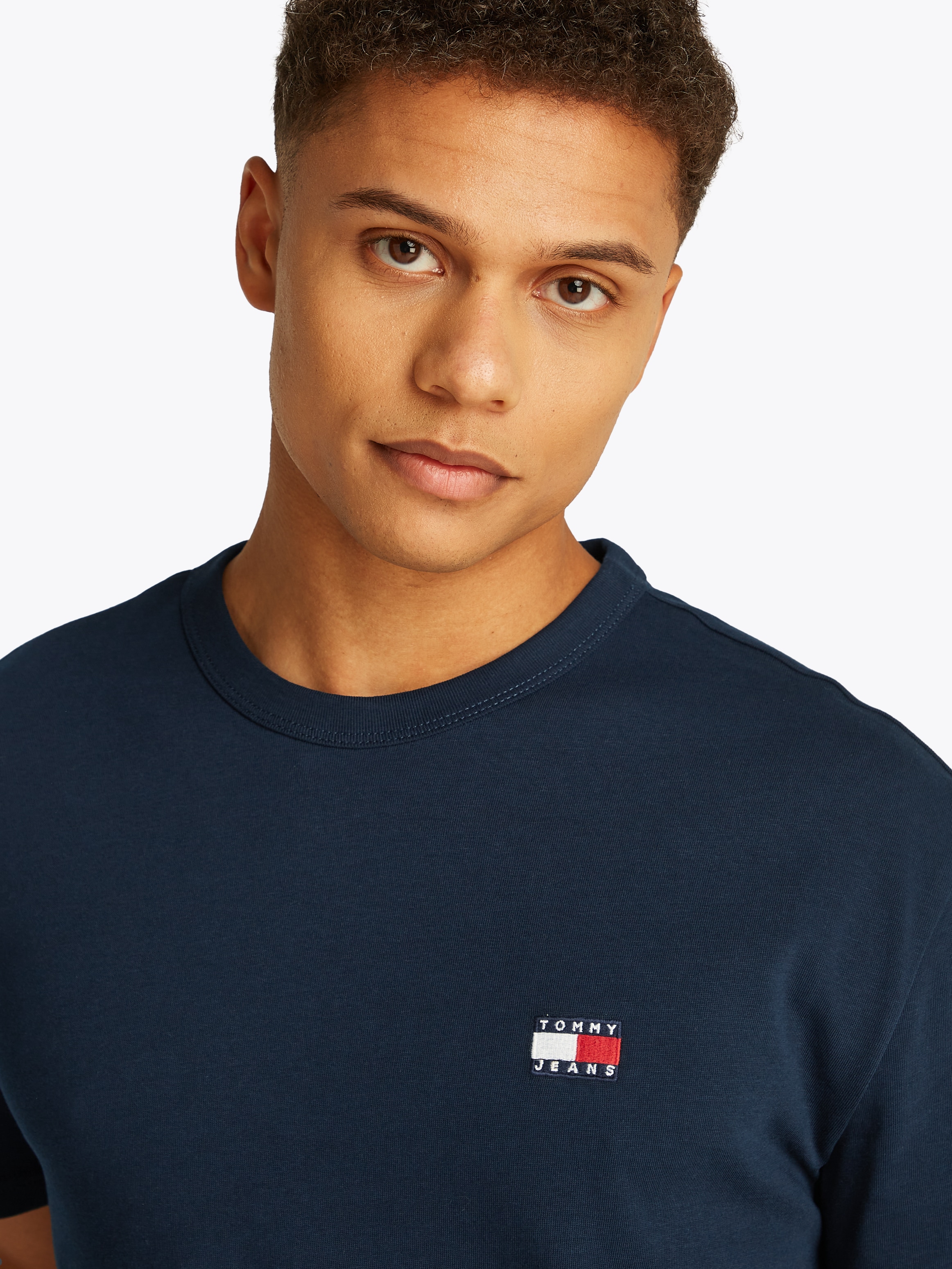 Tommy Jeans T-Shirt »TJM REG BADGE TEE EXT« mit Logostickerei