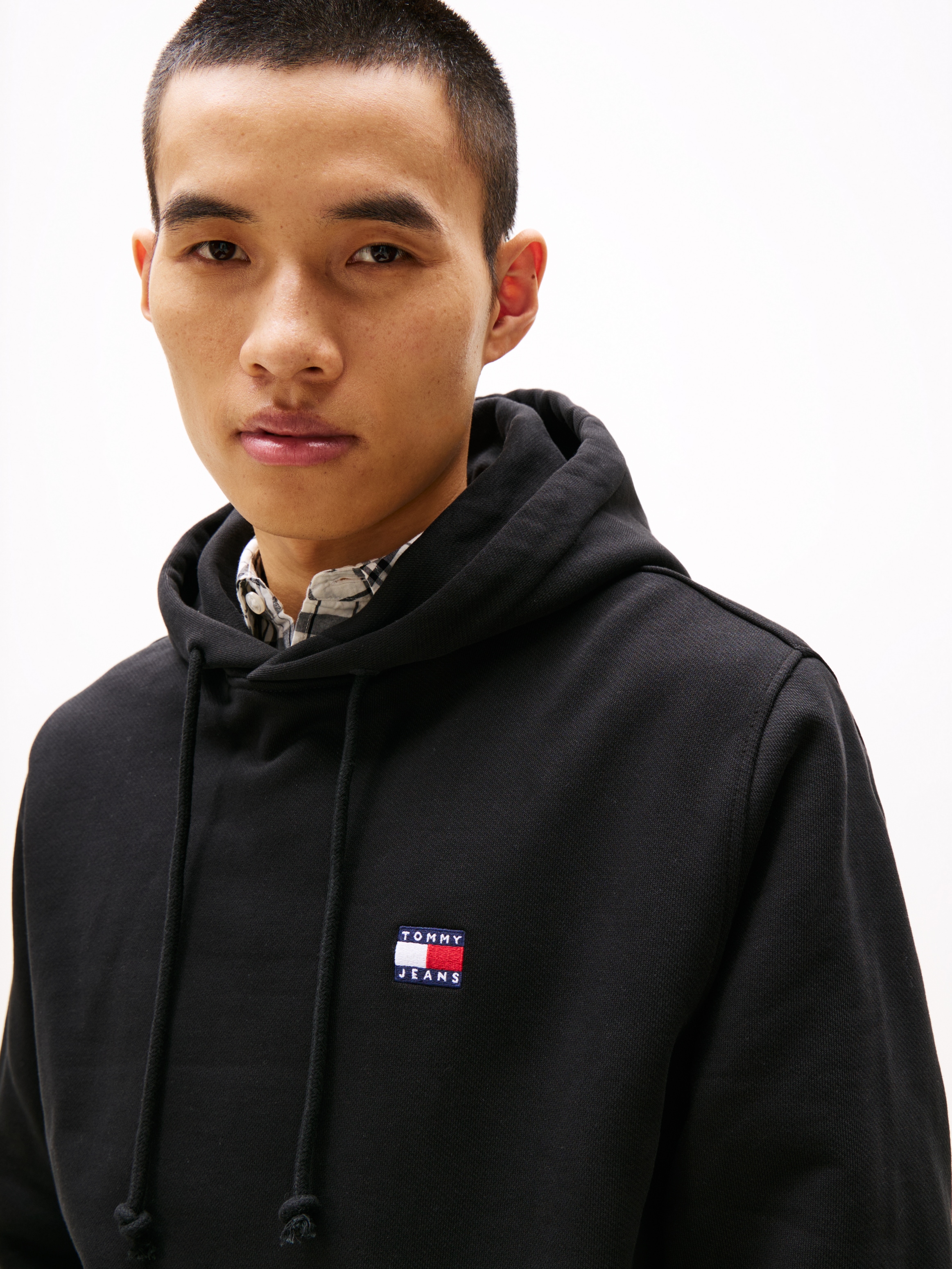 Tommy Jeans Hoodie »TJM REG BADGE HOODIE EXT«, Mit Rundhalsausschnitt