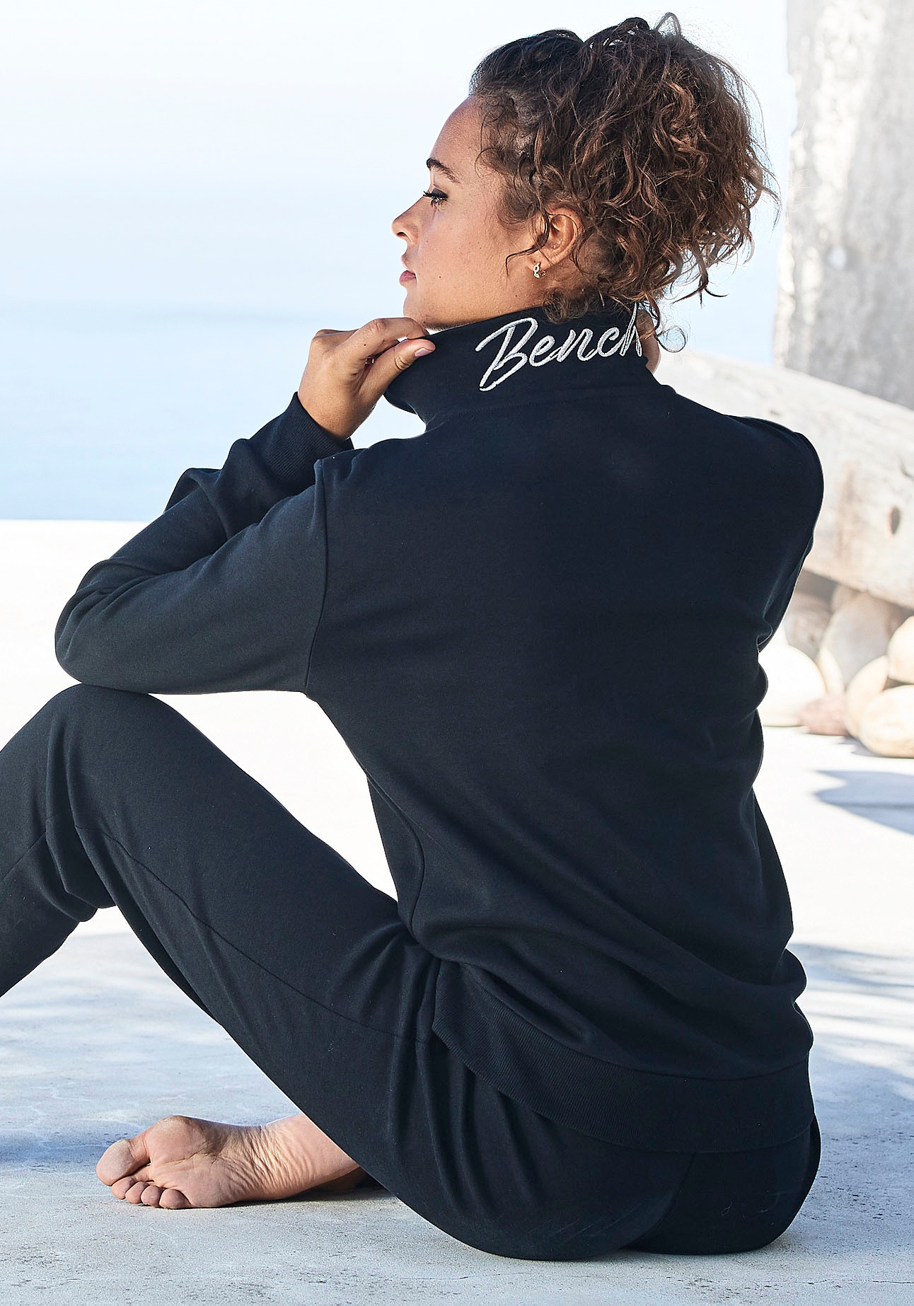 Bench. Sweatjacke, mit glänzender Logostickerei am Stehkragen
